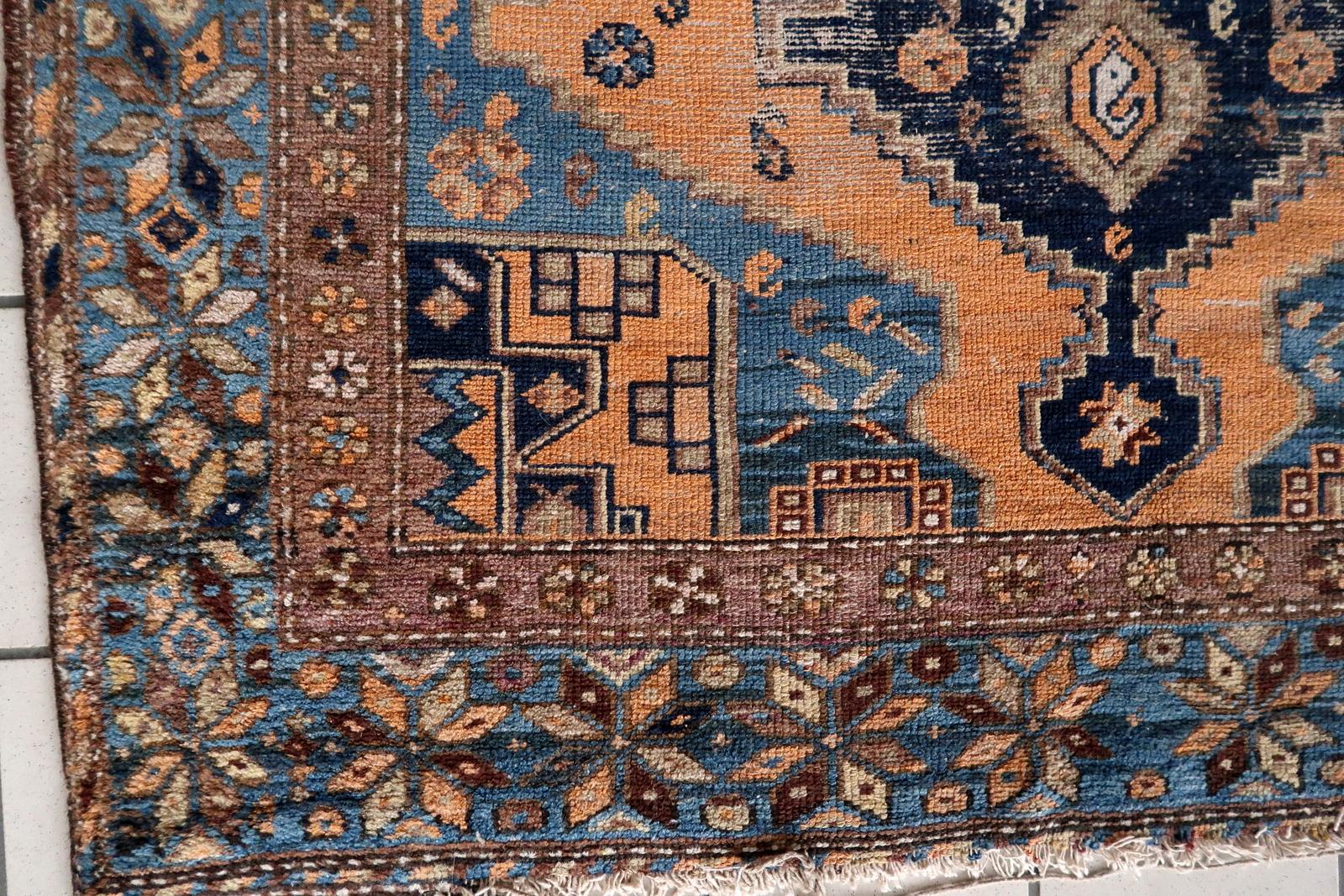 Handgefertigter antiker kaukasischer Schirwan-Teppich:

Design und Ästhetik:
Dieser Teppich stammt aus der Zeit um 1900, ein Beweis für seine dauerhafte Qualität und historische Bedeutung.
Mit den Maßen 4,1' x 6,2' ist es ein kompaktes und dennoch