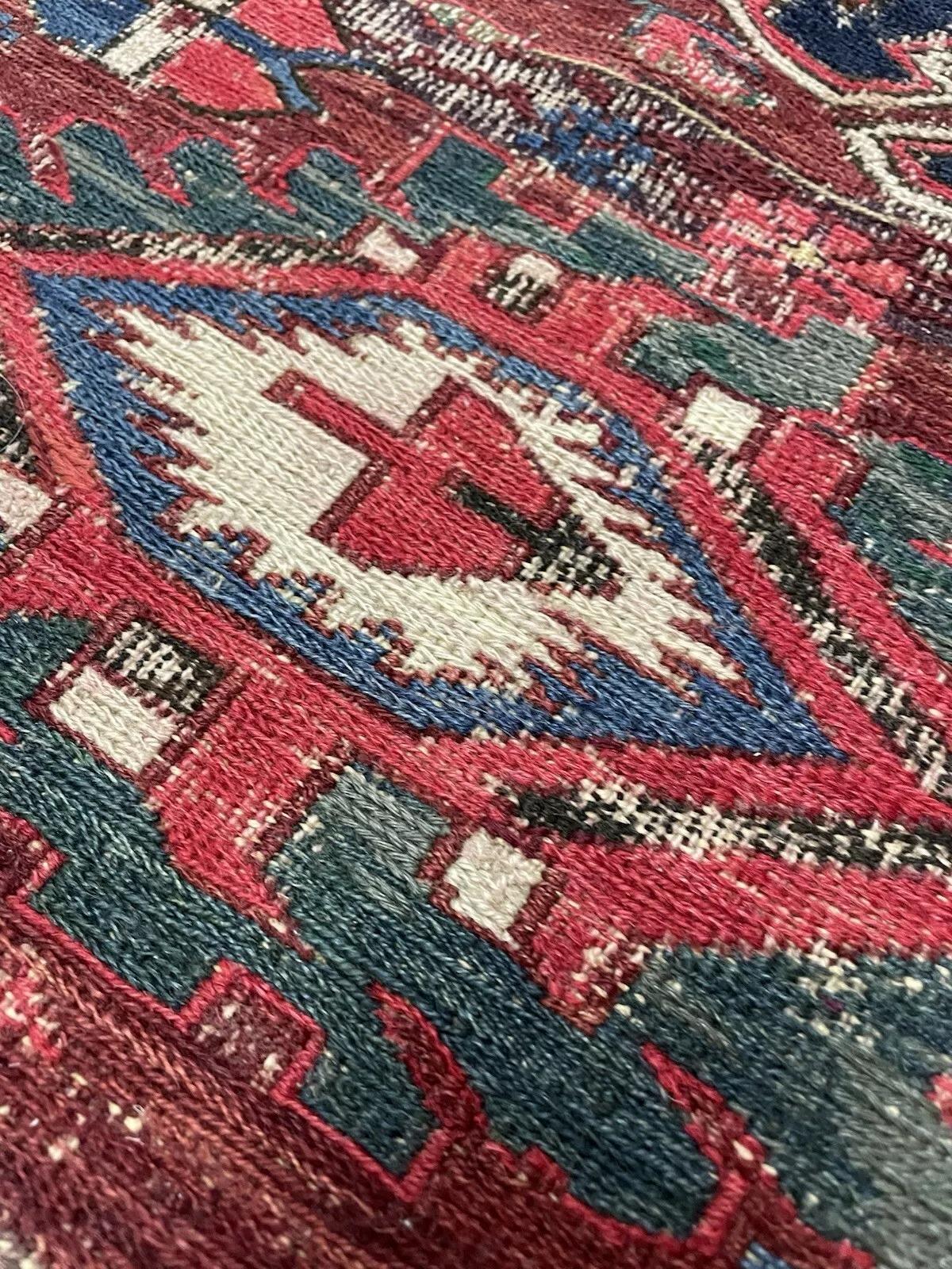 Authentique tapis caucasien antique et vieilli Sumak
Il s'agit d'un ancien tapis caucasien Sumak fait à la main, un rare textile tissé à plat créé au début des années 1900. Le tissage Sumak est une technique complexe, sans pile, qui produit un