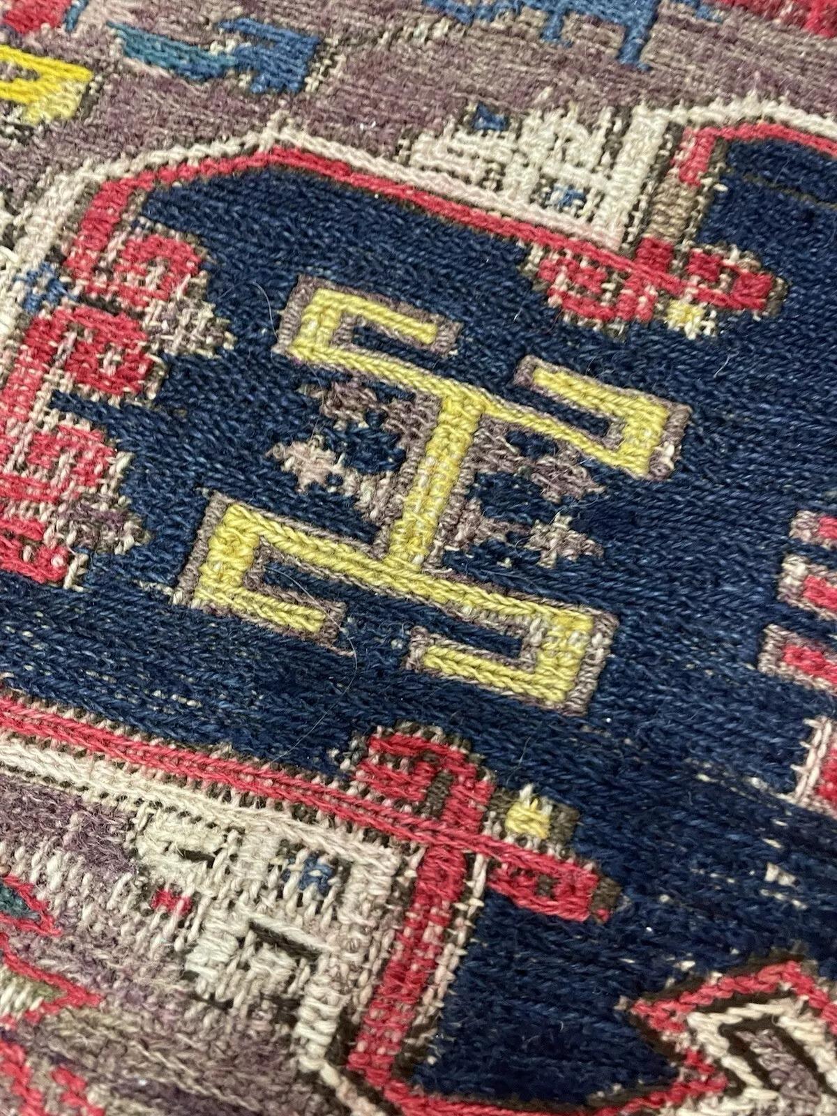 Noué à la main Tapis ancien caucasien Sumak fait main 4.5' x 5.7' 1900s - 1N89 en vente