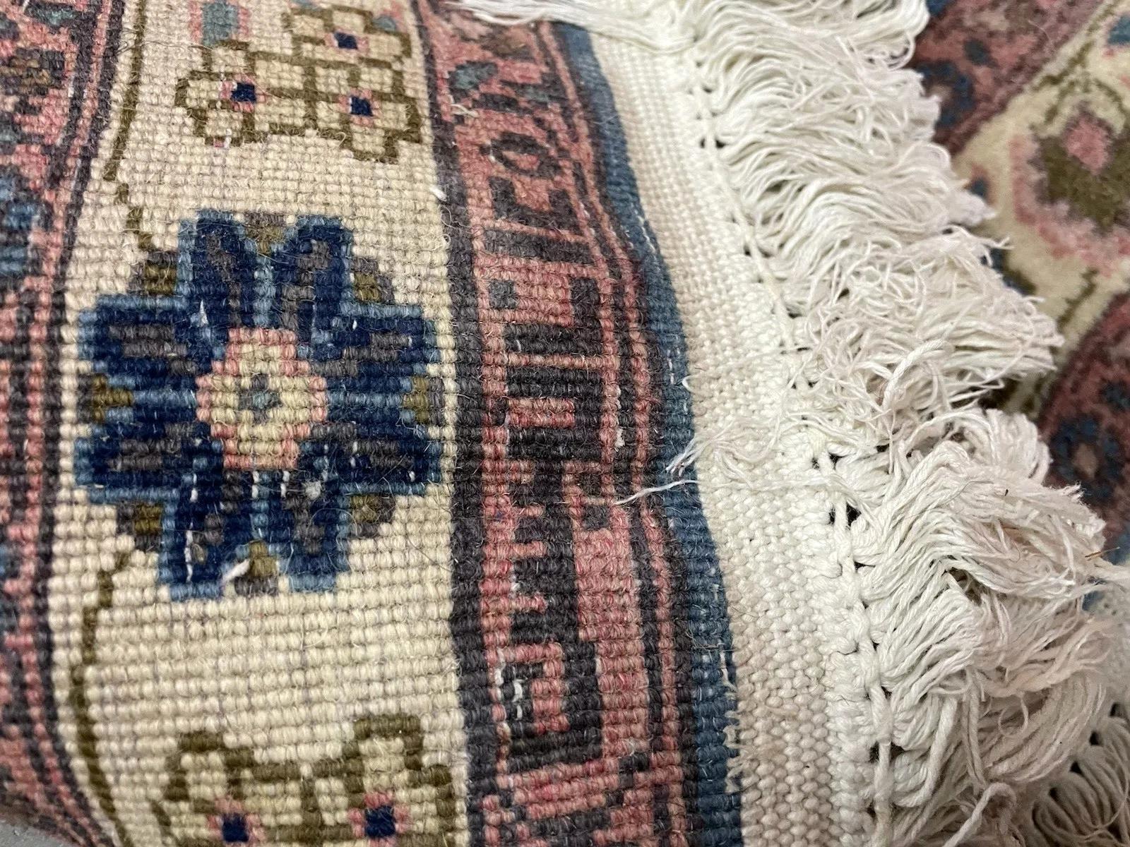 Authentique tapis caucasien antique et vieilli Sumak
Il s'agit d'un ancien tapis caucasien Sumak fait à la main, un rare textile tissé à plat créé au début des années 1900. Le tissage Sumak est une technique complexe, sans pile, qui produit un