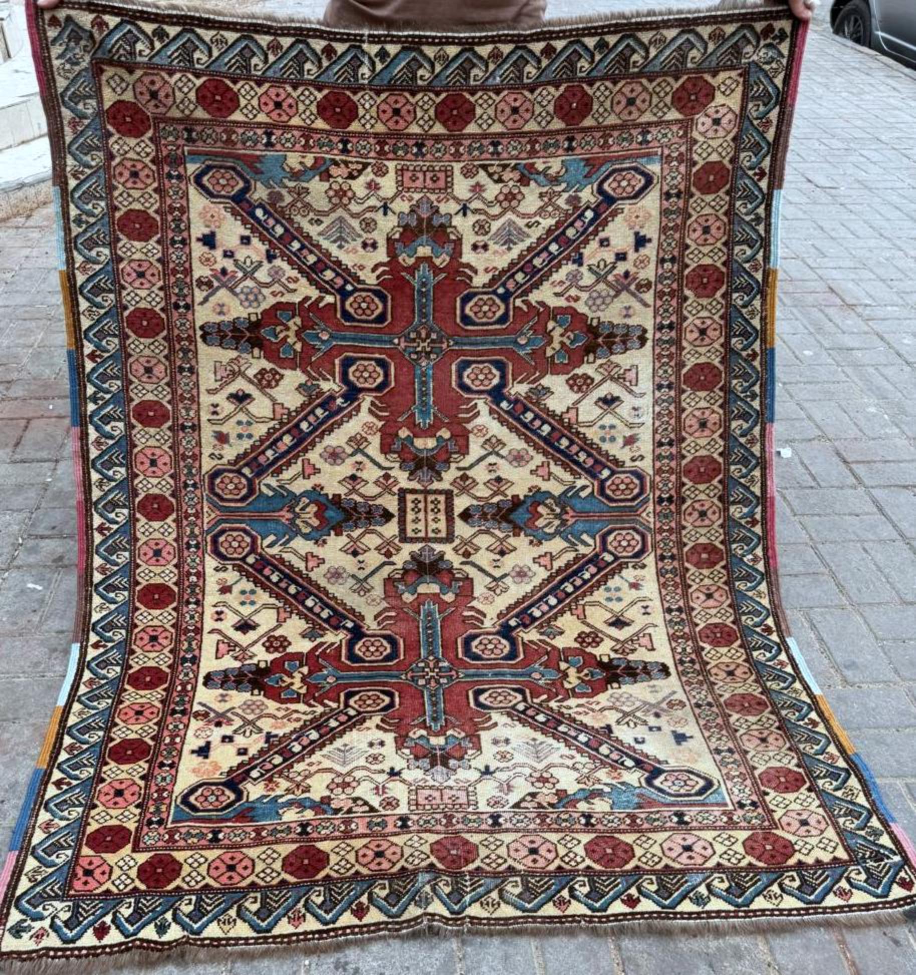 Présentant un magnifique morceau de l'histoire du textile, ce tapis ancien Zeyhur du Caucase date des années 1910 et provient des régions historiques de tissage du Caucase. Ce trésor noué à la main incarne la philosophie de conception puissante et