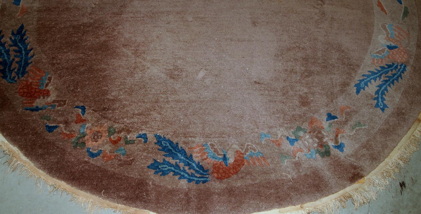 Handmade antique Art Deco Chinese rug in oval shape. The rug is from the beginning of 20th century in original condition, it has some low pile.

?-Condition: original, low pile,

-circa: 1910s,

-Size: 5.1' x 8.3' (155cm x