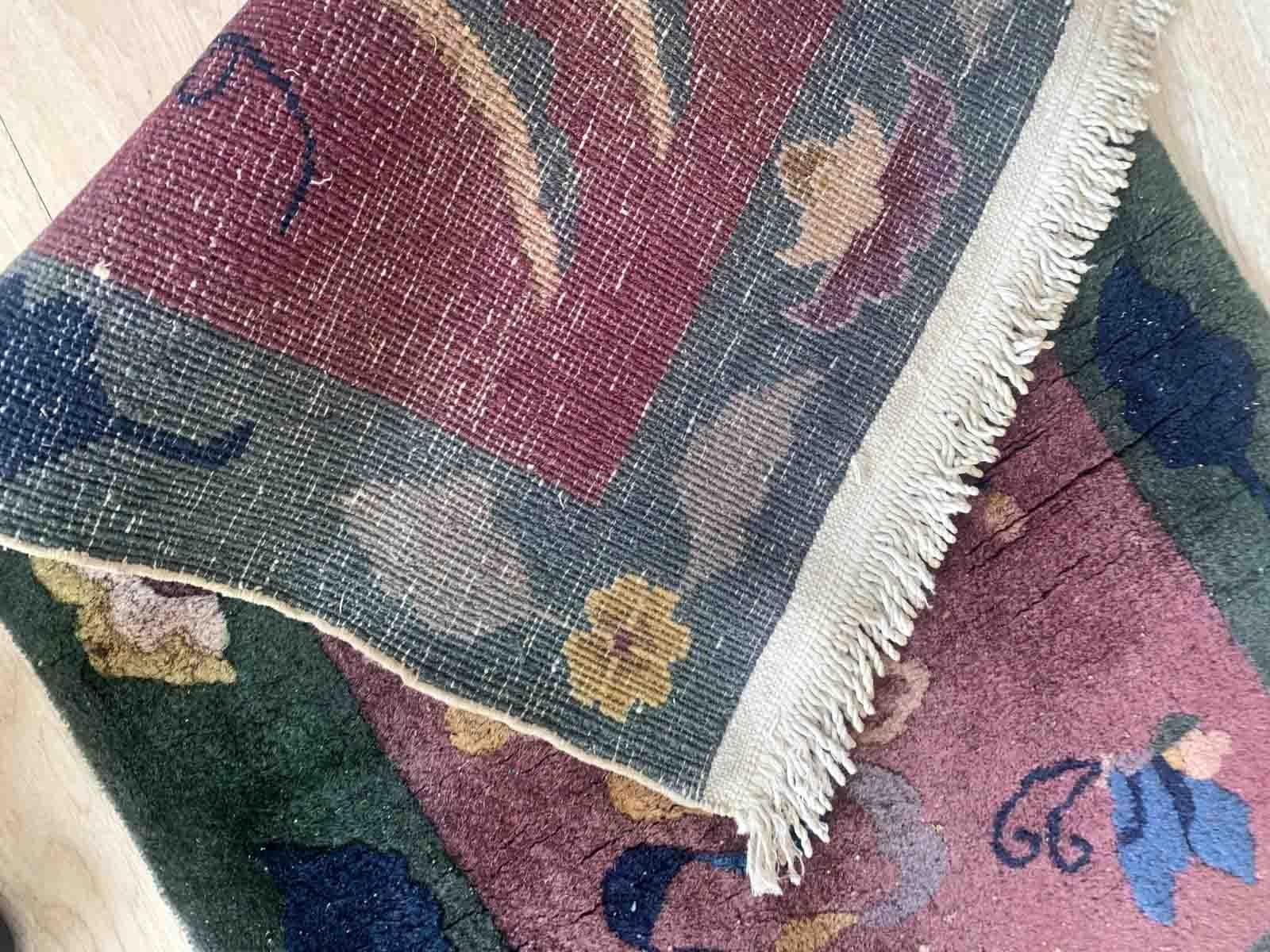 Dieser exquisite handgefertigte antike chinesische Art-Déco-Teppich ist ein wahrer Schatz aus den 1920er Jahren. Mit seinen kompakten Maßen von 64 cm x 128 cm ist er perfekt geeignet, um jedem Raum in Ihrem Zuhause einen Hauch von Eleganz zu