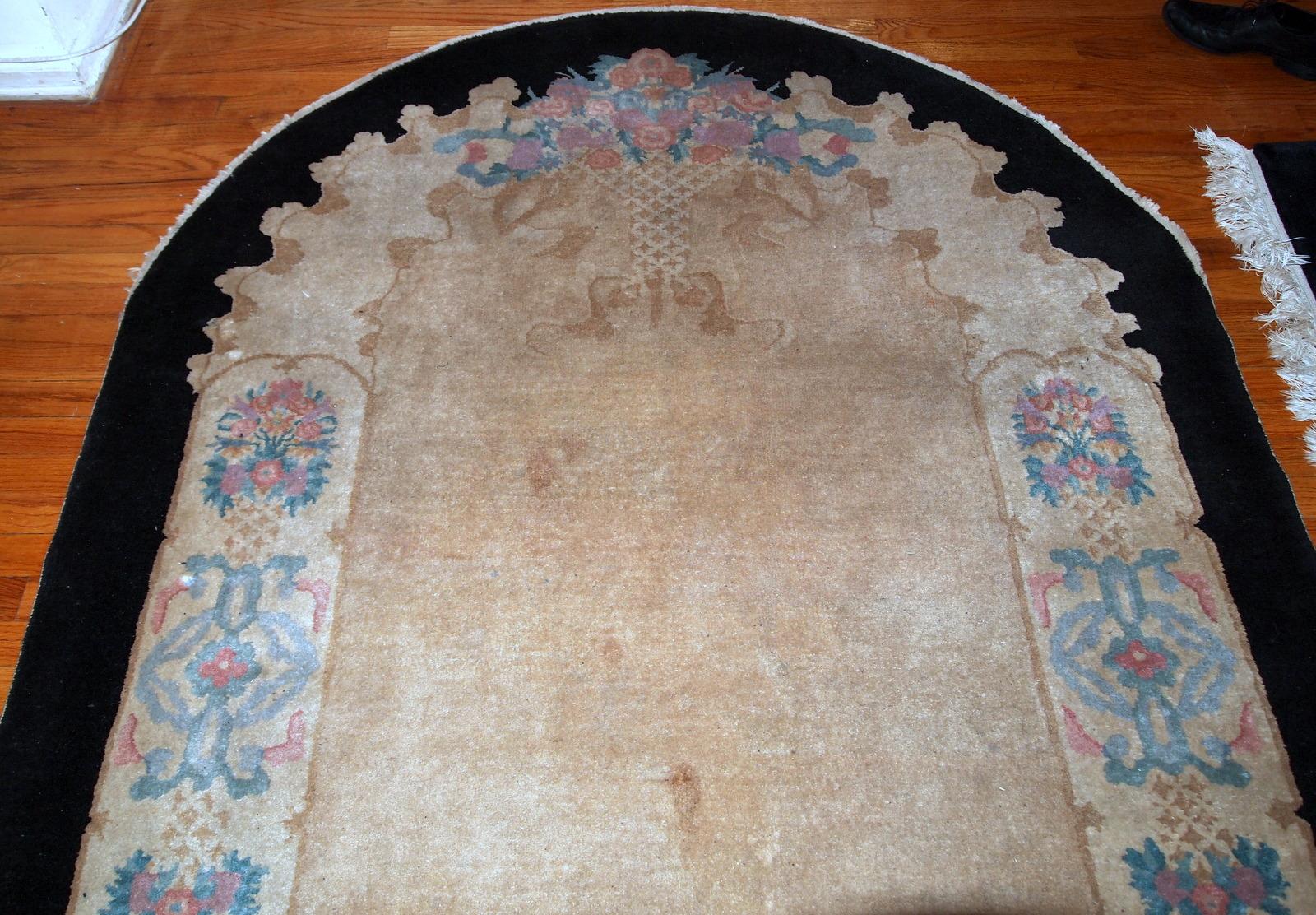 Handgefertigter, antiker, ovaler Art-Déco-Chinesenteppich in hellbraunem Farbton mit schwarzer Bordüre. Der Teppich ist in einem guten Originalzustand.



    