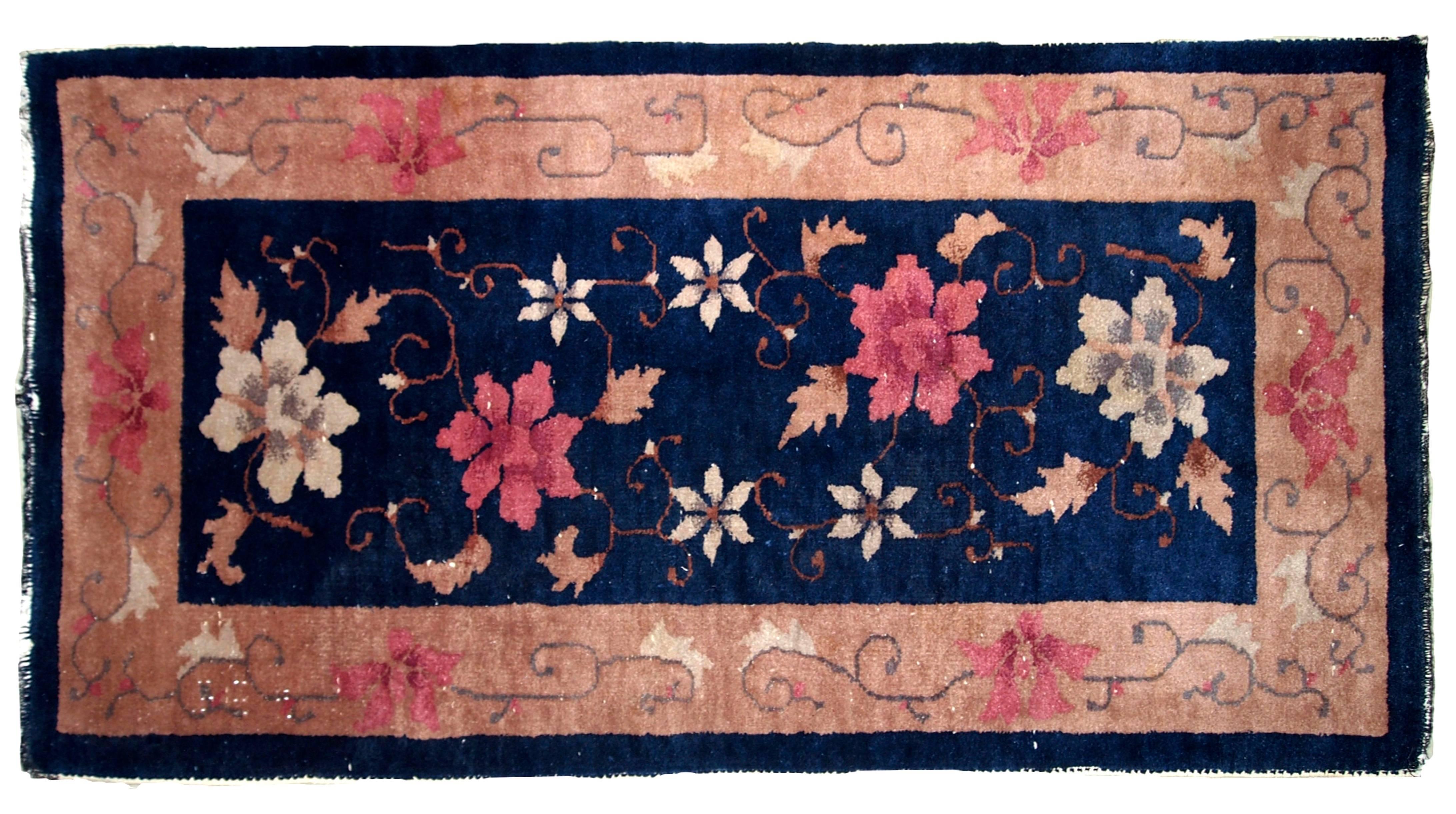 Art Deco Chinese rug in original good condition. The rug is in navy blue shade with peach border.


   