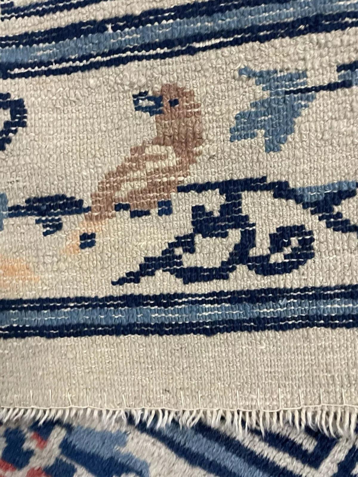 Seltene Distressed Antike Chinesische Feti Wolle Teppich, 1910er
Dieses außergewöhnliche Stück ist ein handgefertigter antiker chinesischer Feti-Teppich, gewebt aus 100% natürlicher Wolle um 1910. Die chinesischen Teppiche aus dieser Zeit sind für