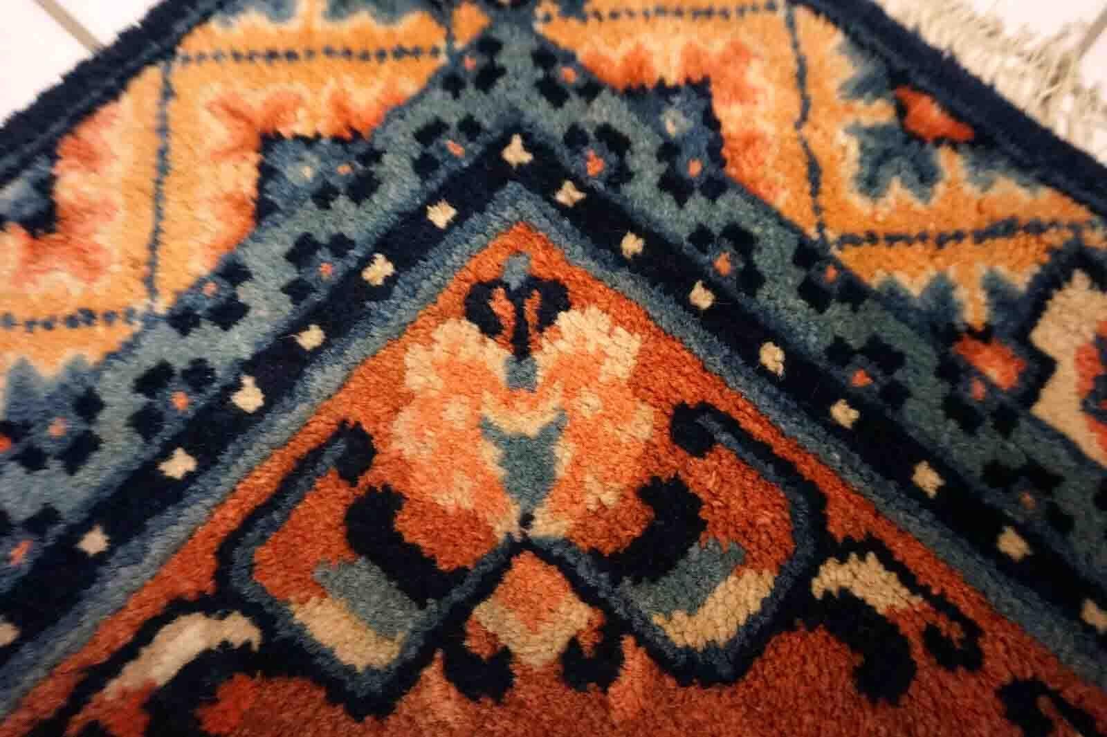 Tauchen Sie ein in die reiche Geschichte der chinesischen Handwerkskunst mit diesem exquisiten antiken Ningsha-Teppich, der in den 1910er Jahren handgefertigt wurde. Mit den Maßen 1,9' x 2' (59cm x 63cm) zeigt dieser kleine, aber beeindruckende