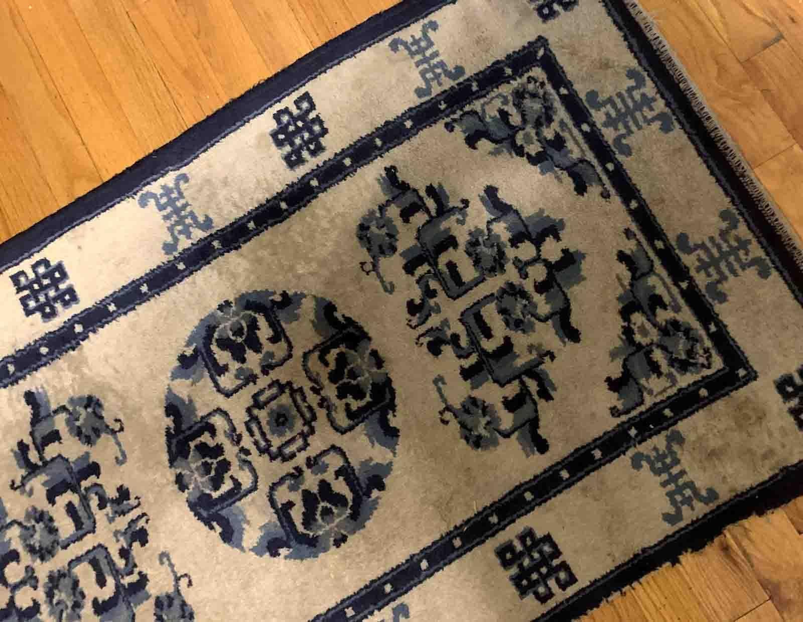 Handgefertigter antiker chinesischer Teppich aus Peking in den Farben Beige und Blau. Der Teppich stammt aus dem Anfang des 20. Jahrhunderts und ist in gutem Originalzustand.

-Zustand: original gut,

-CIRCA: 1900er Jahre,

-Größe: 2,2' x