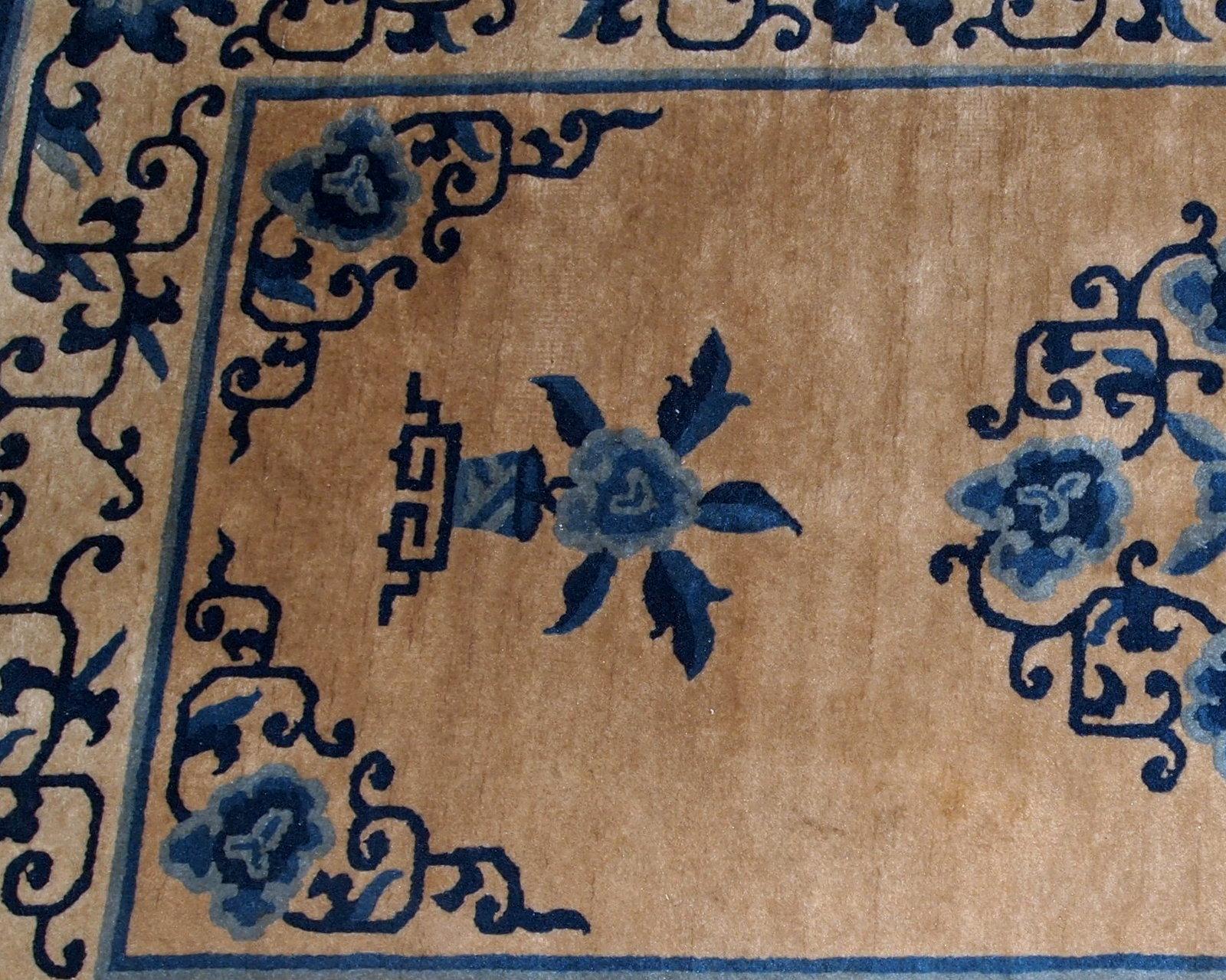 Handmade antique Peking Chinese rug in blue and beige wool. The rug is in original good condition, from the beginning of 20th century.

- Condition: original good,

- circa 1940s,

- Size: 3.1' x 5.3' (94cm x 161cm),

- Material: wool,

-