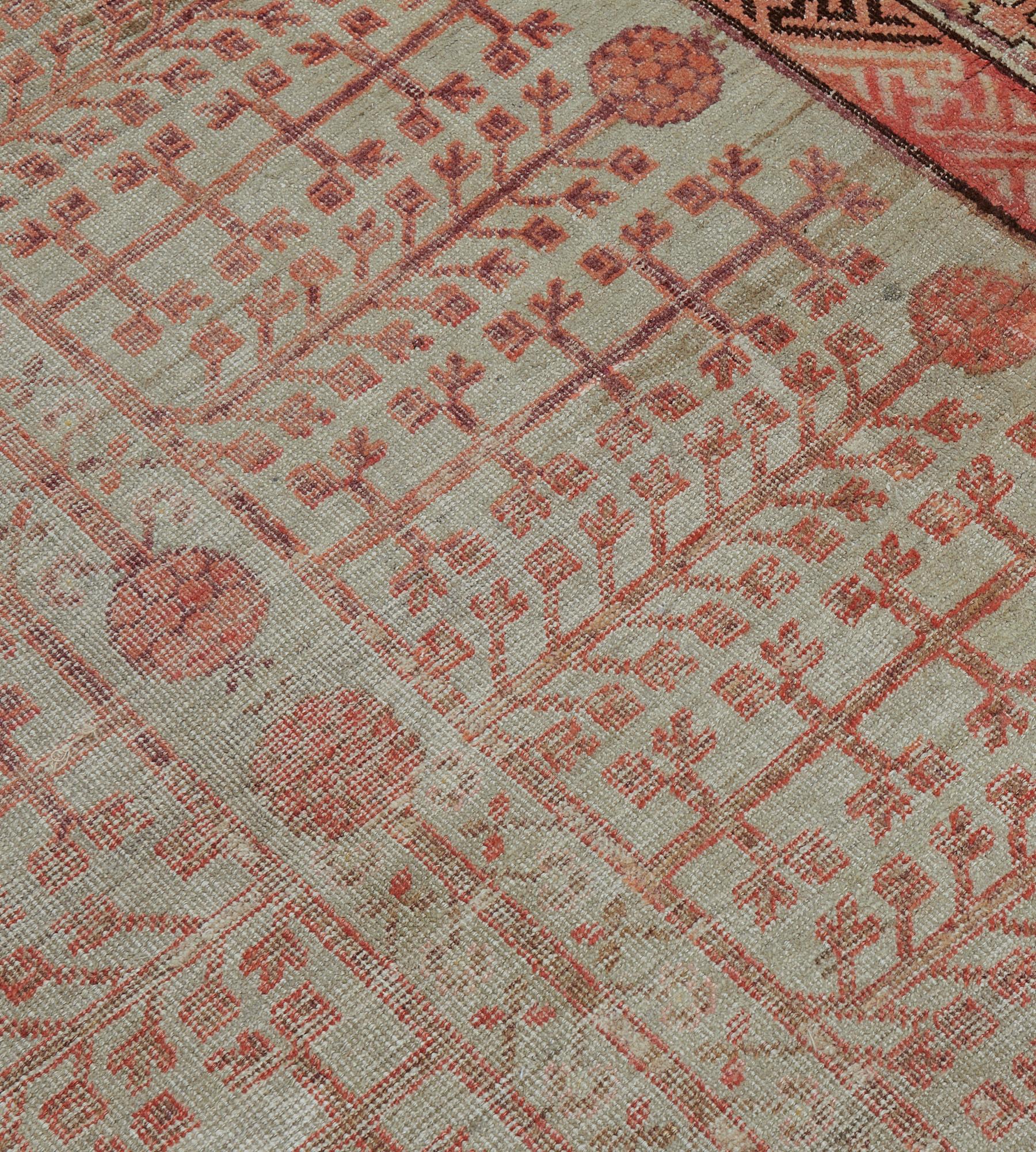Handgefertigter antiker Granatapfel-Khotan-Teppich aus Wolle CIRCA-1880er Jahre  (19. Jahrhundert) im Angebot
