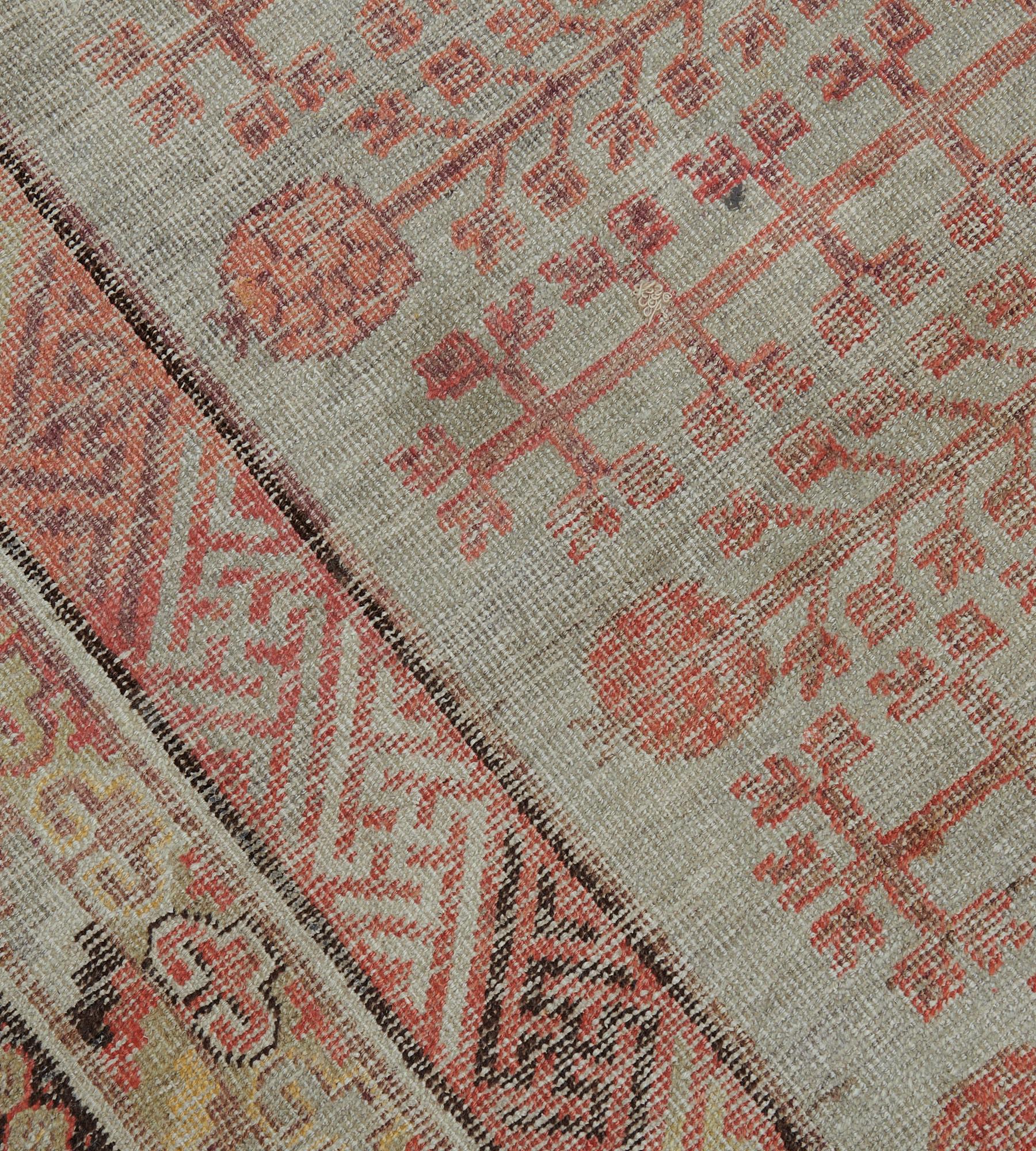 Handgefertigter antiker Granatapfel-Khotan-Teppich aus Wolle CIRCA-1880er Jahre  im Angebot 1