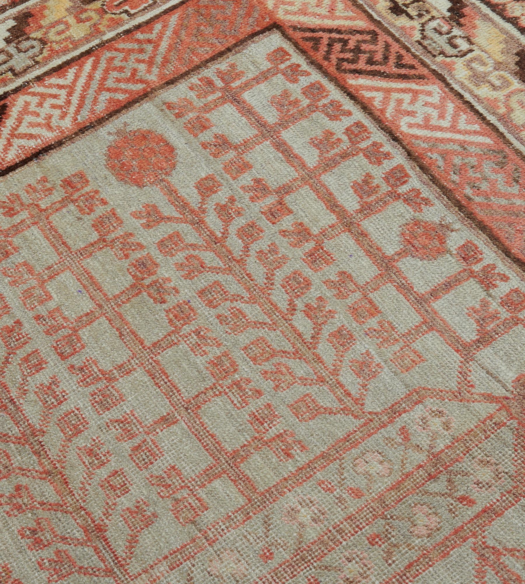 Handgefertigter antiker Granatapfel-Khotan-Teppich aus Wolle CIRCA-1880er Jahre  im Angebot 2