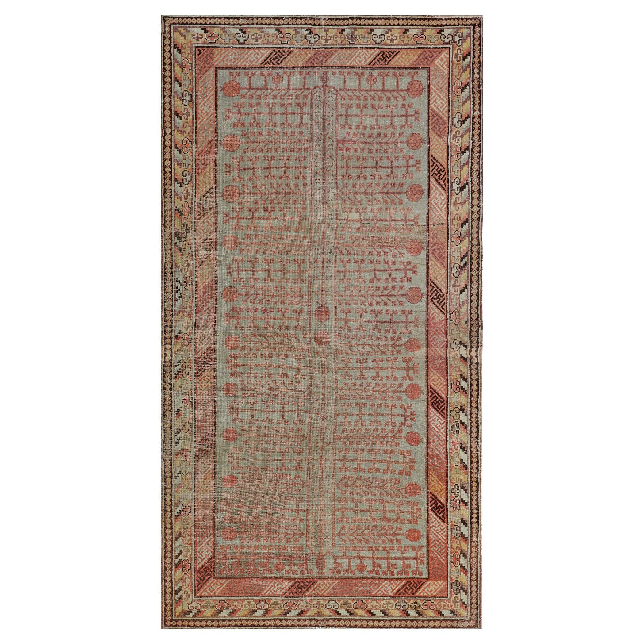 Tapis Khotan en laine grenadine fait à la main et anciennement fabriqué dans les années 1880 