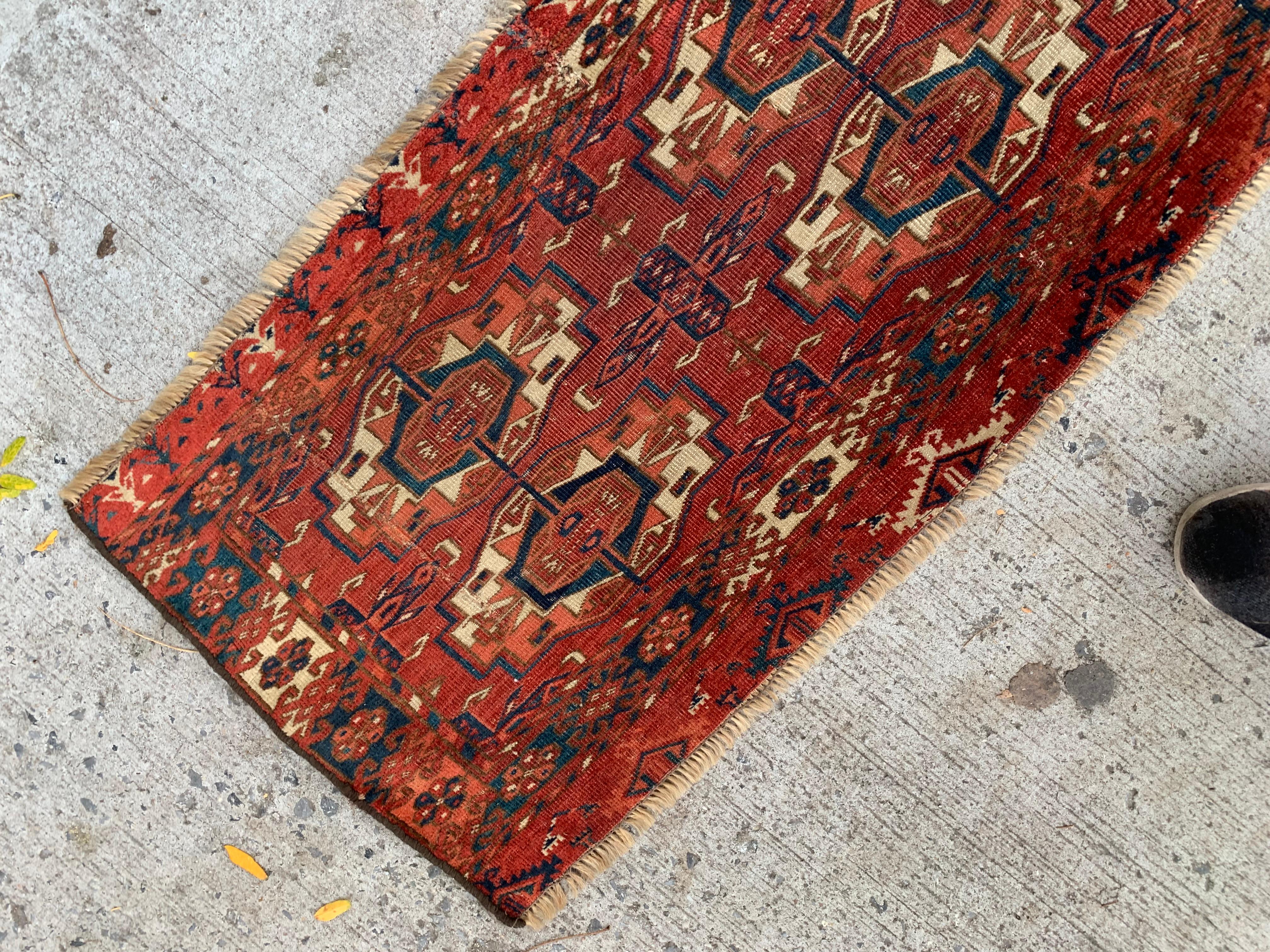 Metà XIX secolo Tappeto antico da collezione Tekke Torba fatto a mano 1,4' x 3,7' 1840 - 2B39 in vendita