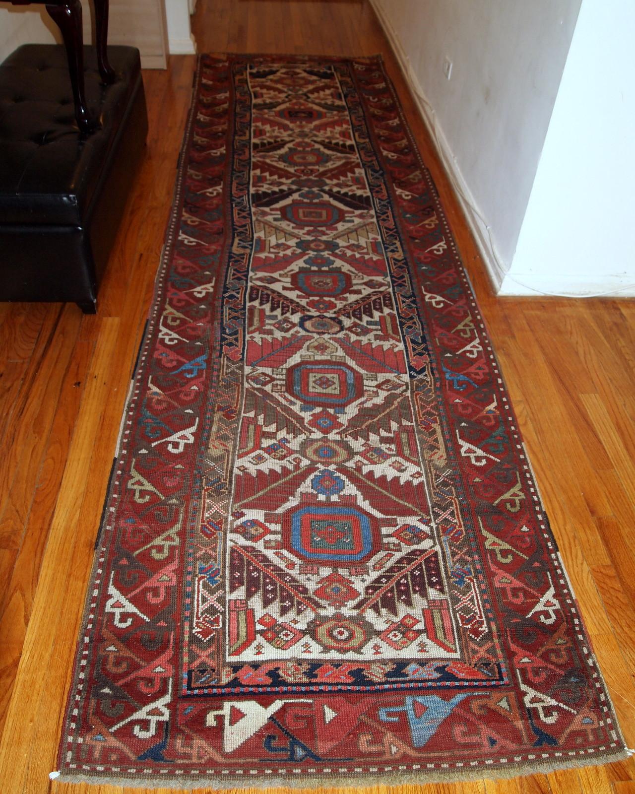 Chemin de table du Nord-Ouest, fait à la main, en bon état d'origine. Ce tapis datant du milieu du 19e siècle présente des nuances de blanc, de bordeaux, de bleu et de jaune.

-état : original bon,

-vers les années 1840,

-taille : 4' x 14.3'