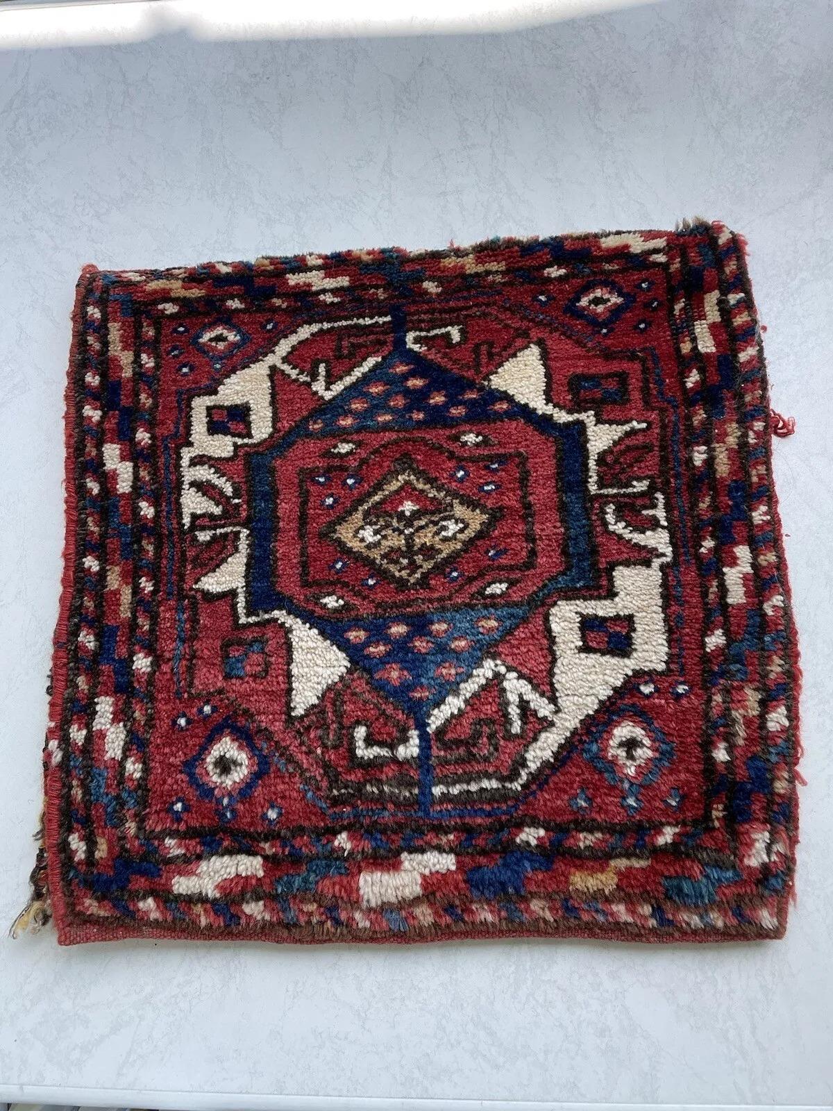 Ce sac kurde persan ancien, fabriqué à la main et datant des années 1910, est une pièce de collection étonnante qui témoigne d'un savoir-faire traditionnel. Mesurant 40 cm de large et 76 cm de long, ce sac en laine est en bon état et présente des
