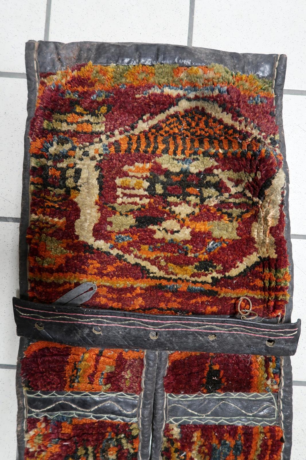 Rara borsa da sella curda antica (Medio Oriente), circa 1920
Acquista un pezzo di autentica storia nomade con questa rara borsa da sella curda d'epoca (Khorjin), intrecciata a mano in Medio Oriente negli anni Venti. Si tratta di un eccezionale pezzo