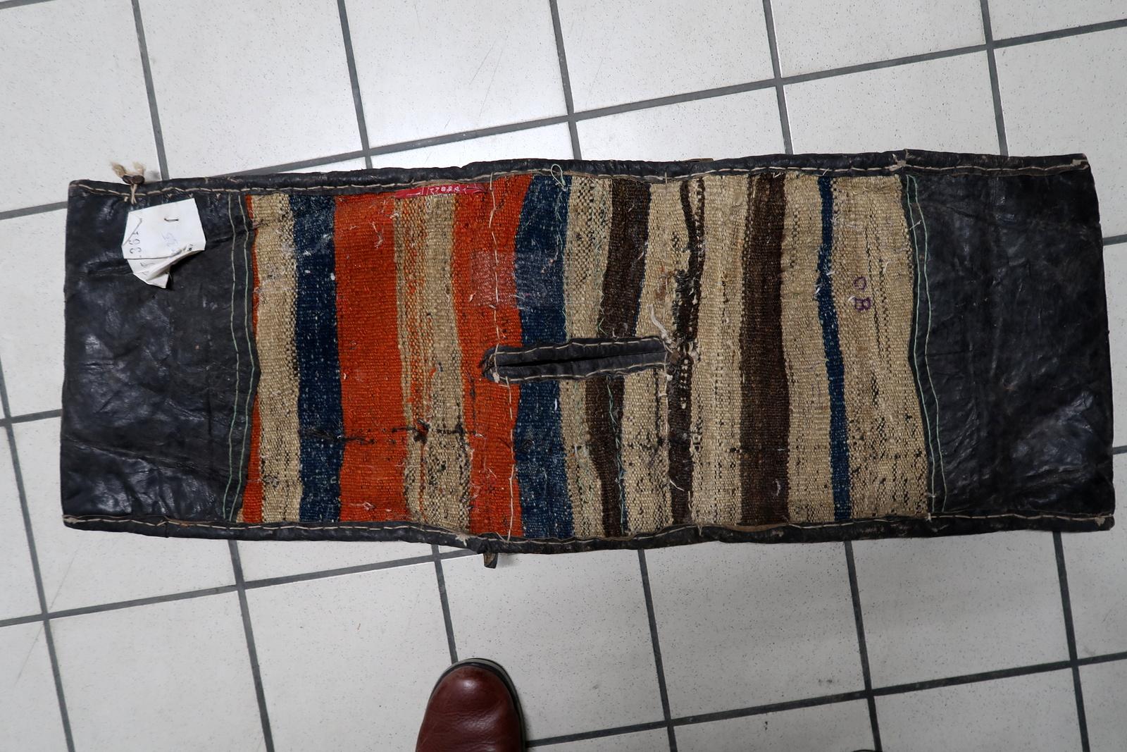 Tappeto da collezione antico fatto a mano con borsa da sella persiana curda, anni 20 - 1C1189 in vendita 2