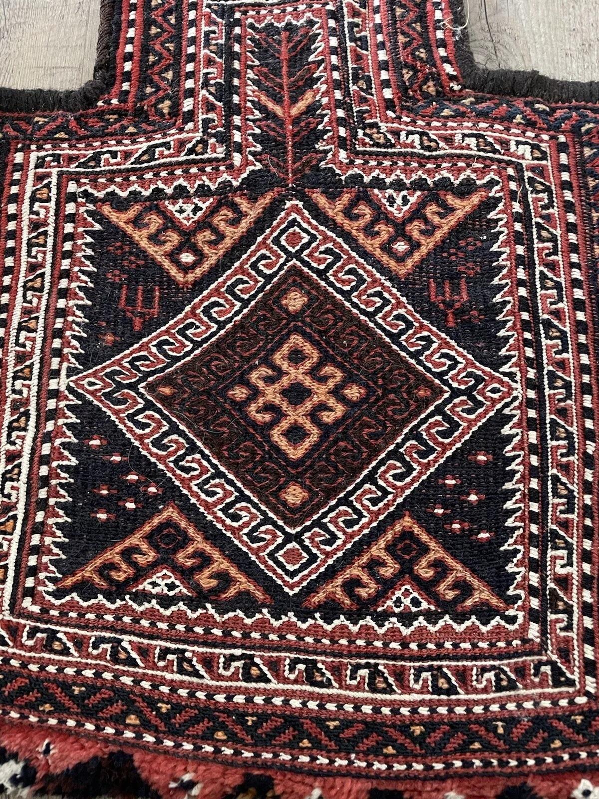 Handgefertigte antike persische Sumak-Salztasche im Sammlerstil 1.3' x 1,5', 1900er Jahre - 1N62 im Zustand „Gut“ im Angebot in Bordeaux, FR