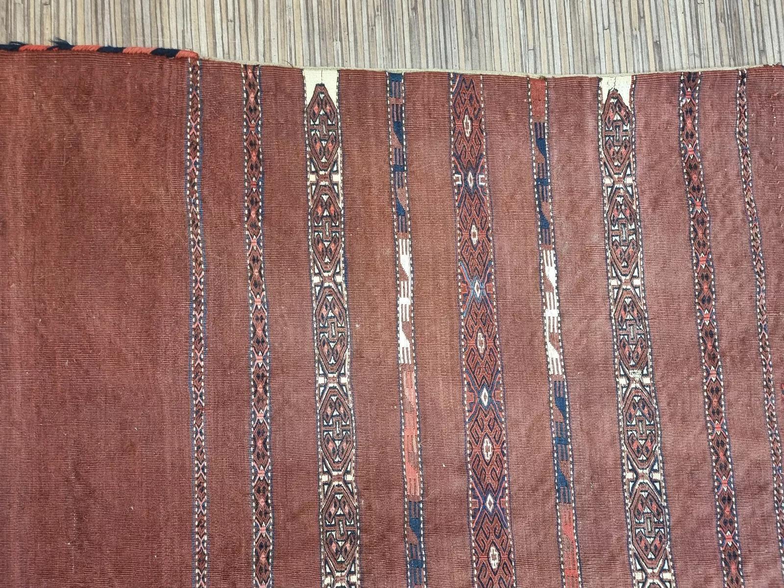 Añade un toque de elegancia atemporal a tu espacio con esta auténtica alfombra turcomana vintage. Anudada a mano, esta alfombra presenta llamativos motivos geométricos que encarnan el arte único de la artesanía turcomana. Su tamaño compacto y su