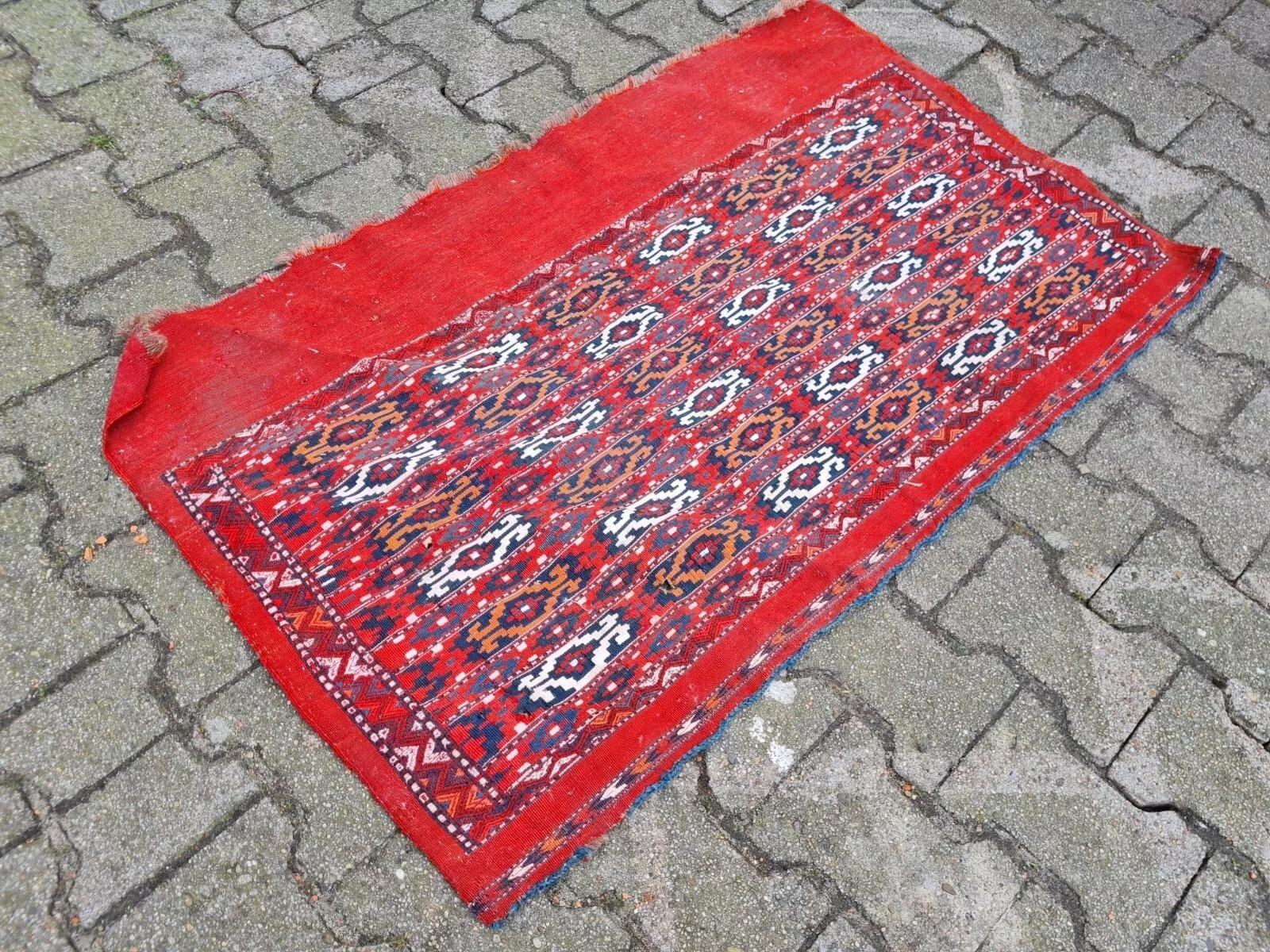 Esta alfombra turcomana Yomud Kilim, una auténtica pieza del arte nómada de Asia Central, es una obra maestra tejida a mano de principios del siglo XX. Esta alfombra de colección es un ejemplo clásico de los tejidos tribales del pueblo yomud,