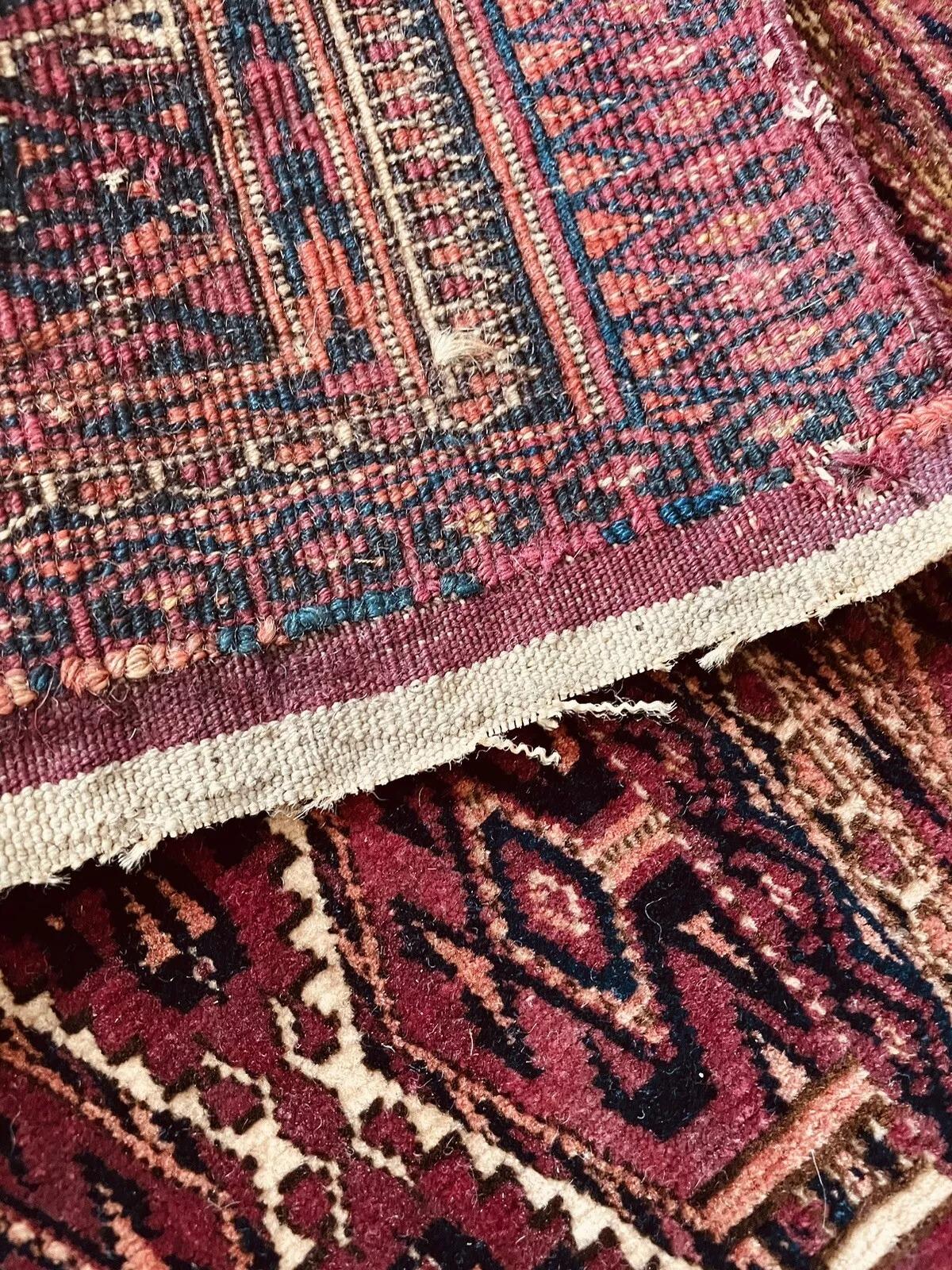 Scopri il ricco patrimonio dell'artigianato turkmeno con questo antico tappeto in lana Yomud del 1900. Realizzato meticolosamente a mano, questo pezzo da collezione misura 35 cm x 118 cm (1,1 ft x 3,9 ft) e rimane in buone condizioni, a