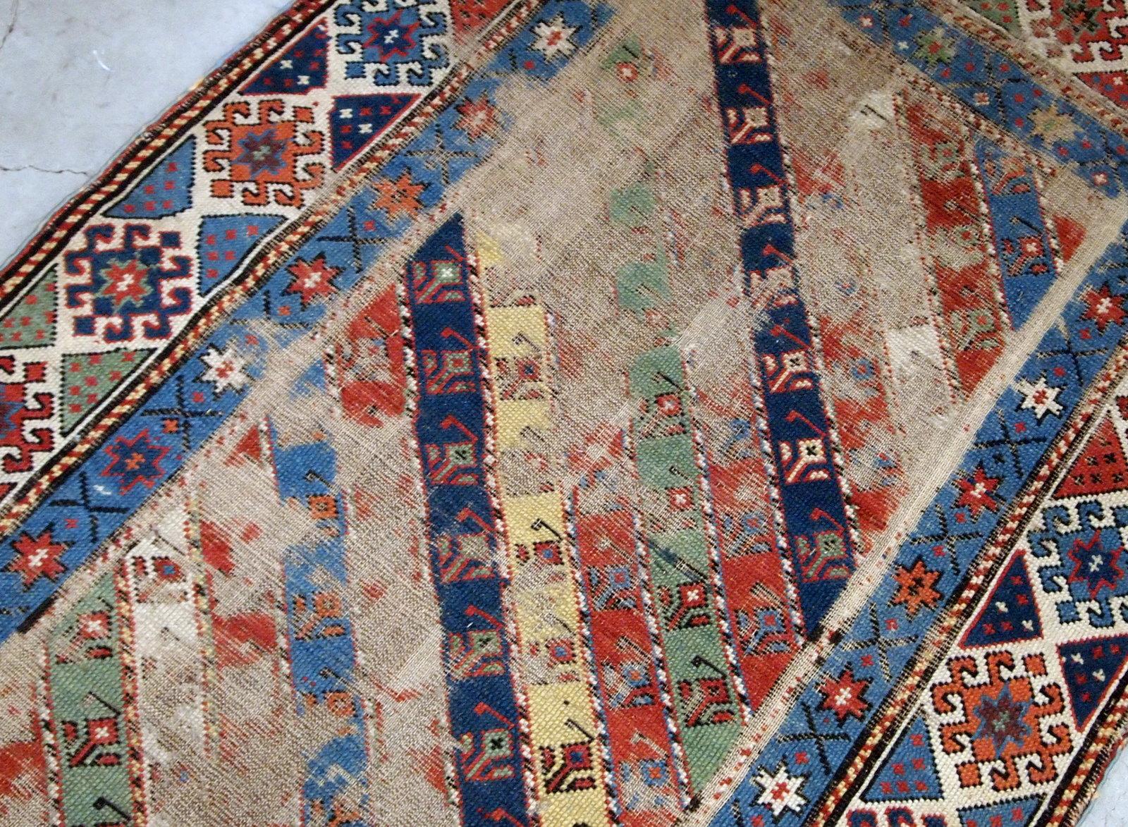 Noué à la main Tapis caucasien Gendje ancien en mauvais état, fait à la main, années 1870, 1B717 en vente