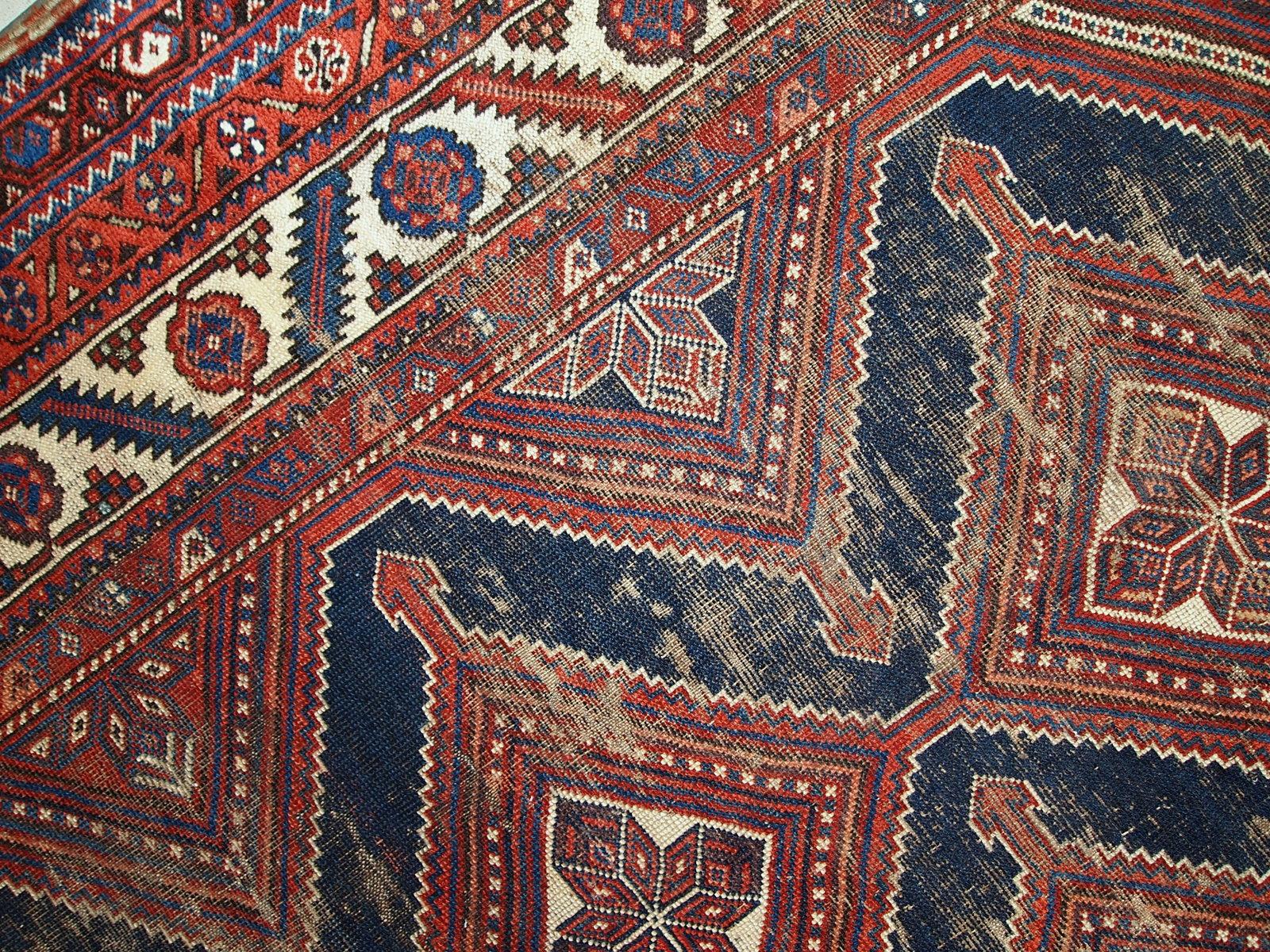 Tapis ancien de style Shiraz vieilli, fait à la main, années 1900, 1C464 en vente 3