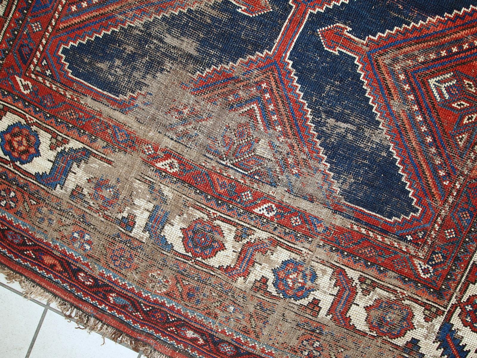 Tapis ancien de style Shiraz vieilli, fait à la main, années 1900, 1C464 en vente 4