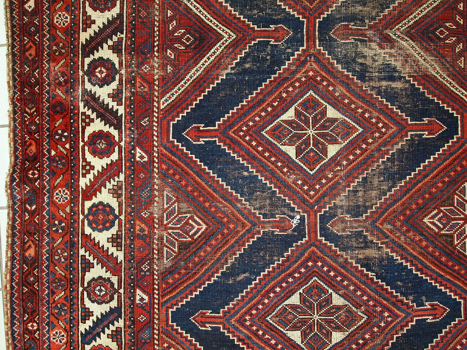Tapis ancien de style Shiraz vieilli, fait à la main, années 1900, 1C464 en vente 5