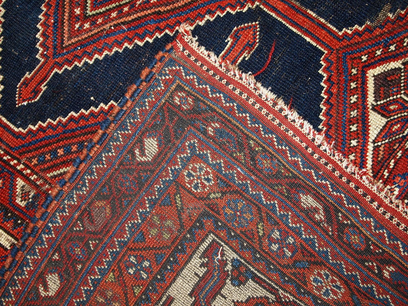 Asiatique Tapis ancien de style Shiraz vieilli, fait à la main, années 1900, 1C464 en vente