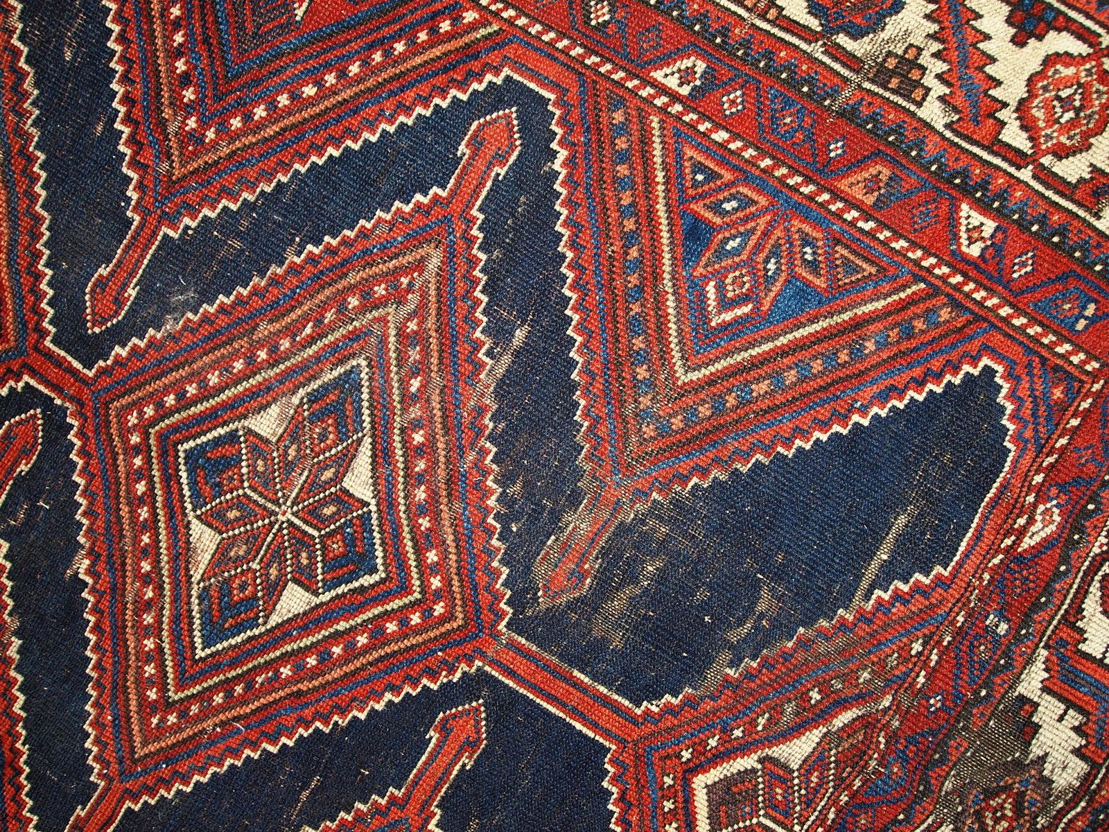 Tapis ancien de style Shiraz vieilli, fait à la main, années 1900, 1C464 Abîmé - En vente à Bordeaux, FR