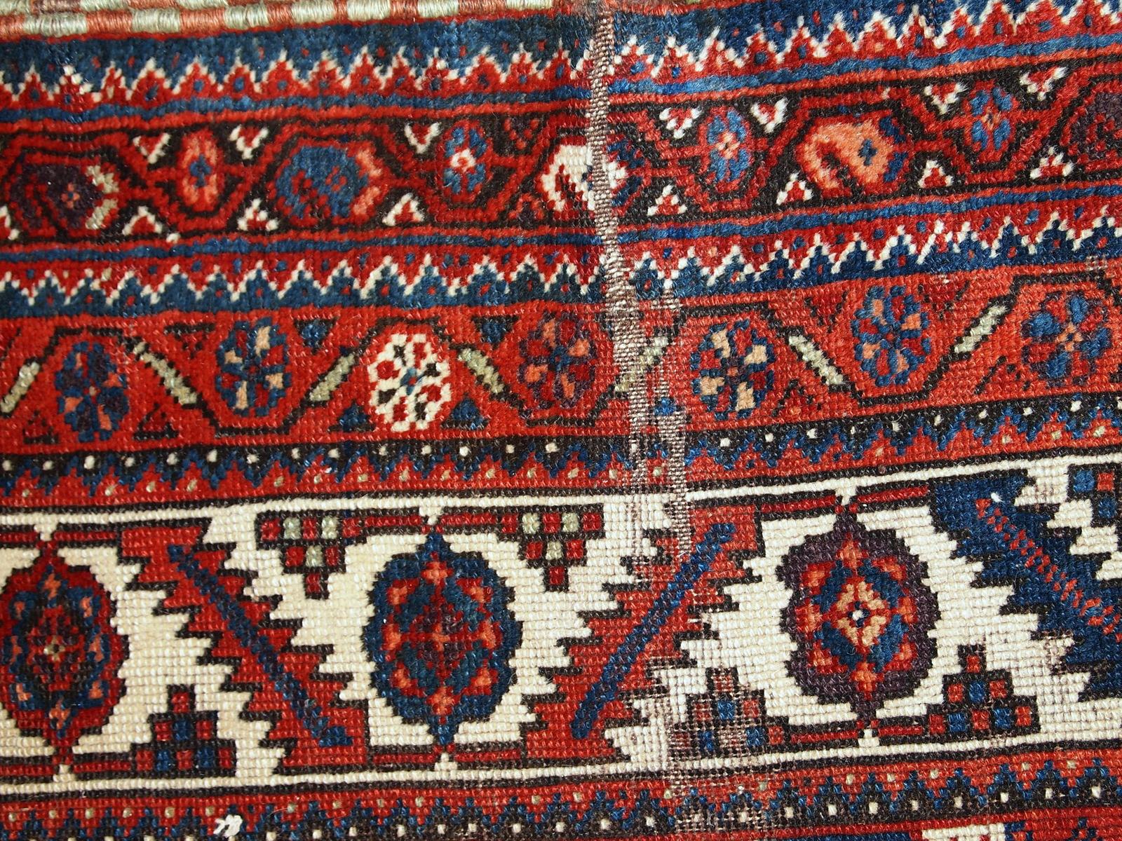 Début du 20ème siècle Tapis ancien de style Shiraz vieilli, fait à la main, années 1900, 1C464 en vente