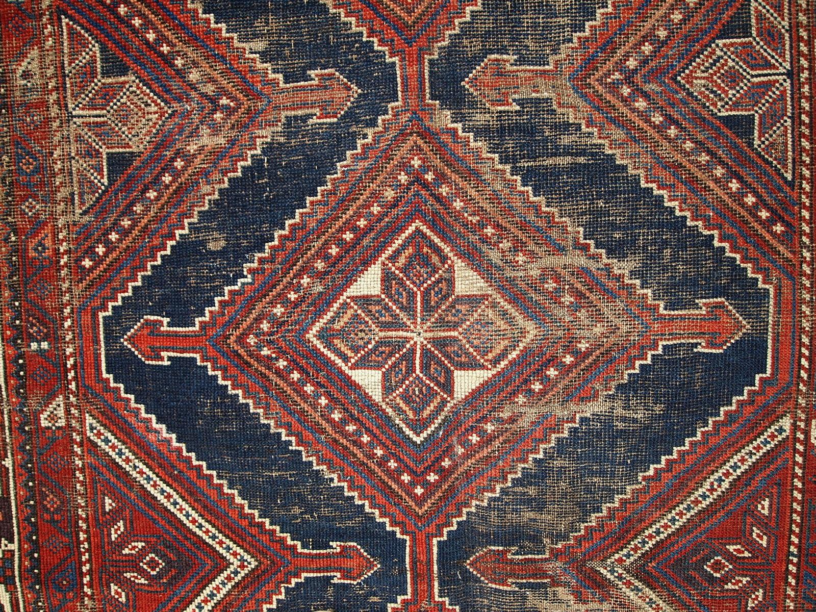 Tapis ancien de style Shiraz vieilli, fait à la main, années 1900, 1C464 en vente 1