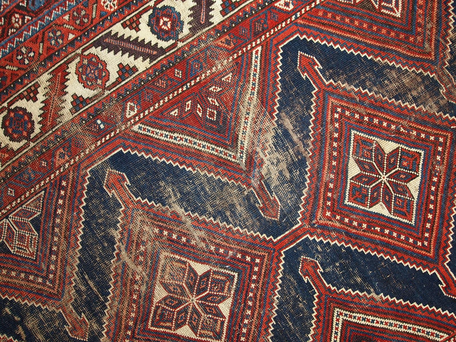 Tapis ancien de style Shiraz vieilli, fait à la main, années 1900, 1C464 en vente 2