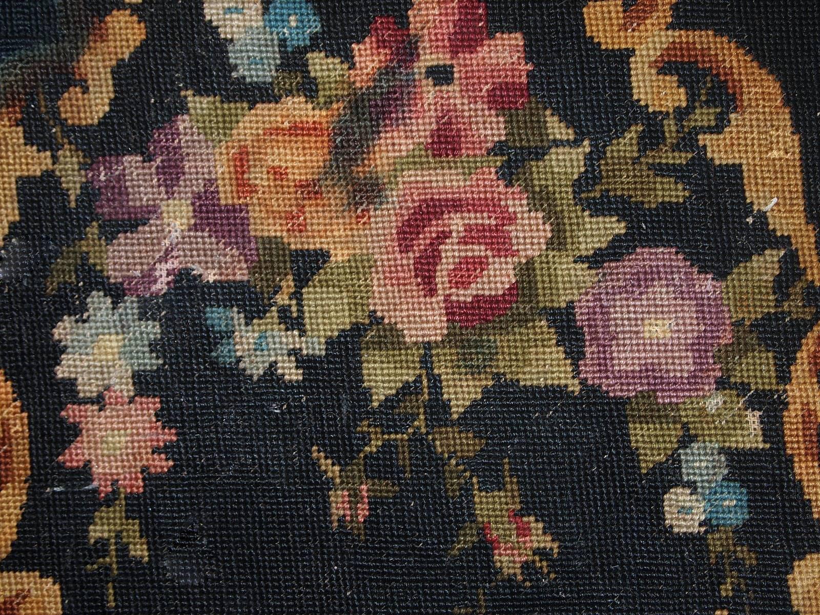 Handmade Antique English Needlepoint, 1930s, 1C560 In Good Condition In Bordeaux, FR