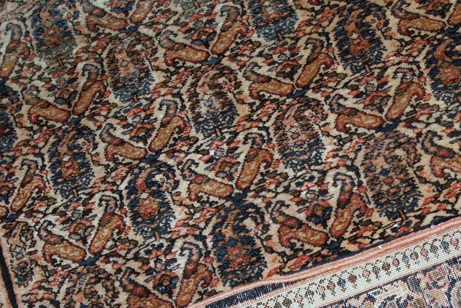 Tapis Farahan ancien fait à la main en bon état d'origine. Le tapis a été fabriqué au début du 20e siècle avec un design all-over.

?-condition : original bon,

-circa : 1900s,

-taille : 4,2' x 6,3' (128cm x 192cm),

-matériau :