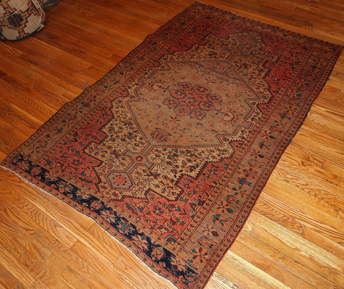 Fine handmade antique Farahan rug in olive green and rusted red shades from the beginning of 20th century.

 