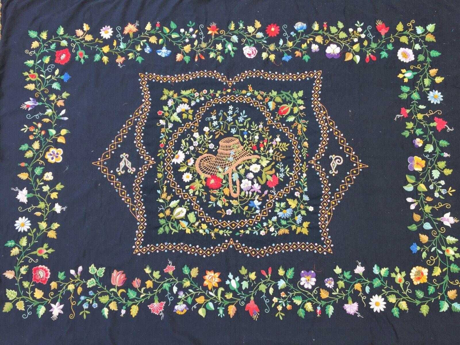 Handgefertigter antiker französischer Gobelinstickerei-Teppich 4.1' x 5,5', 1900er Jahre - 1W10 im Angebot 5
