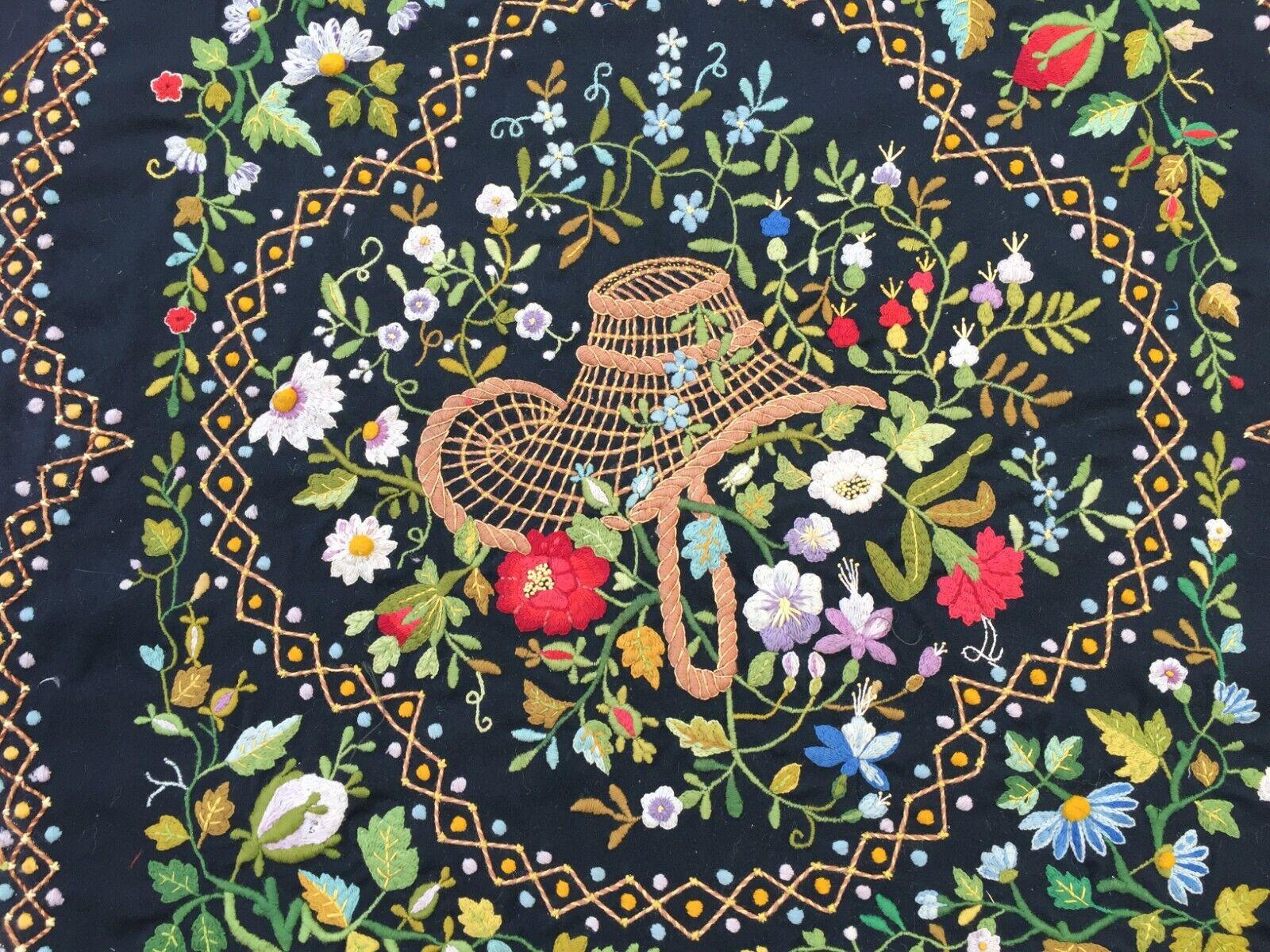 Handmade Antique French Needlepoint Rug 4.1' x 5.5', 1900s - 1W10 In Good Condition For Sale In Bordeaux, FR