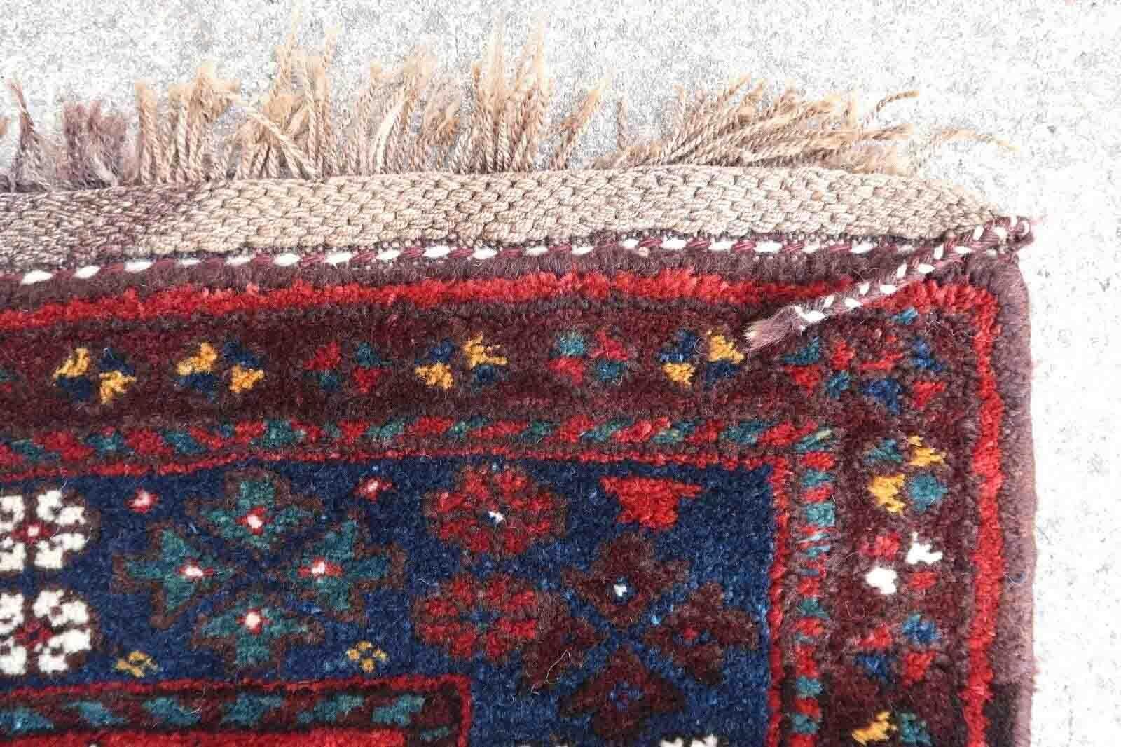 Handgefertigter antiker Gashkai-Langteppich in leuchtend roter Farbe. Der Teppich stammt aus dem Anfang des 20. Jahrhunderts und ist in gutem Originalzustand.

-Zustand: original gut,

-CIRCA: 1900er Jahre,

-Größe: 3,9' x 8,9' (120cm x
