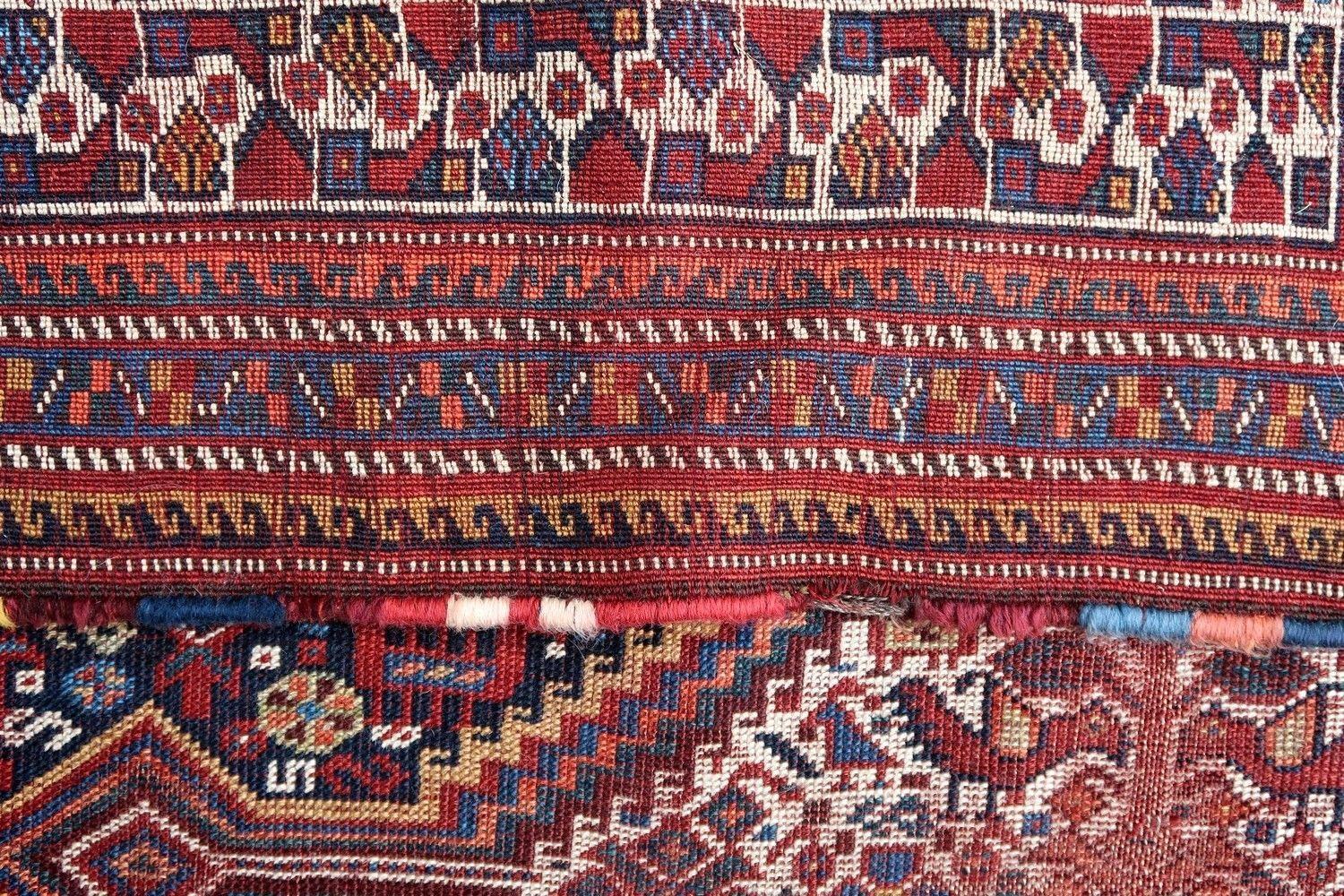 Handgefertigter antiker Gashkai-Teppich im Originalzustand, hat einige Alterserscheinungen. Der Teppich stammt vom Anfang des 20. Jahrhunderts.

?-Zustand: notleidend,

-um: 1900,

-größe: 5' x 6,5' (80cm x 135cm),

-material: