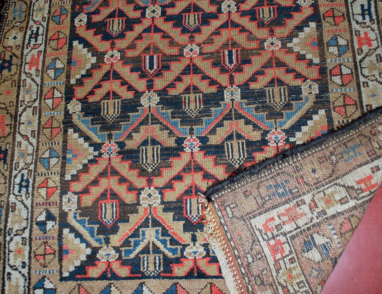 Tapis persan antique Hamadan en état original, il a quelques poils bas. Le tapis provient de la région du Moyen-Orient et a été fabriqué au début du XXe siècle.

-Etat : original bon, quelques poils bas.

-Circa 1920s,

-Taille : 4.1' x 7' (