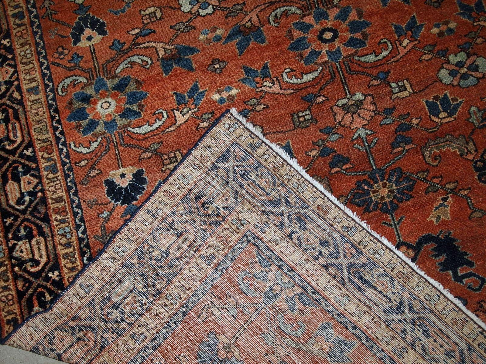Hand made antique Hamadan rug from the beginning of 20th century. The rug is in red wool and in original good condition.

-condition: original good,

-circa: 1920s,

-size: 4.1' x 6.3' (125cm x 192cm),

-material: wool,

-country of