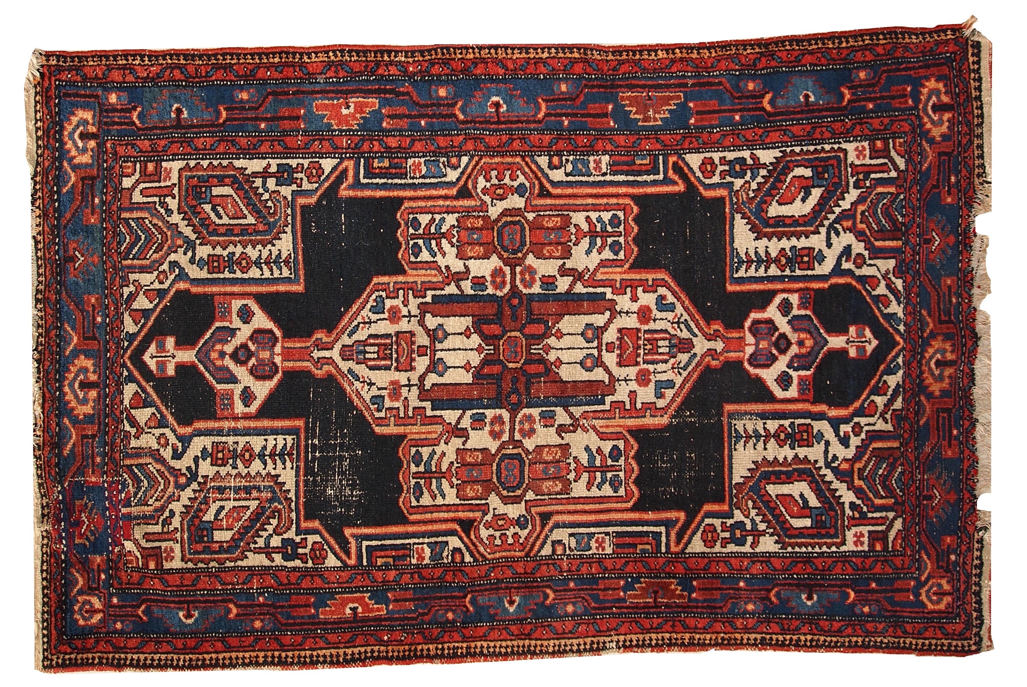 Antiker persischer Hamadan-Teppich im Originalzustand (Altersabnutzung). Der Teppich ist in Schwarz-, Orange-, Rot- und Weißtönen gehalten und hat ein geometrisches Muster.
 