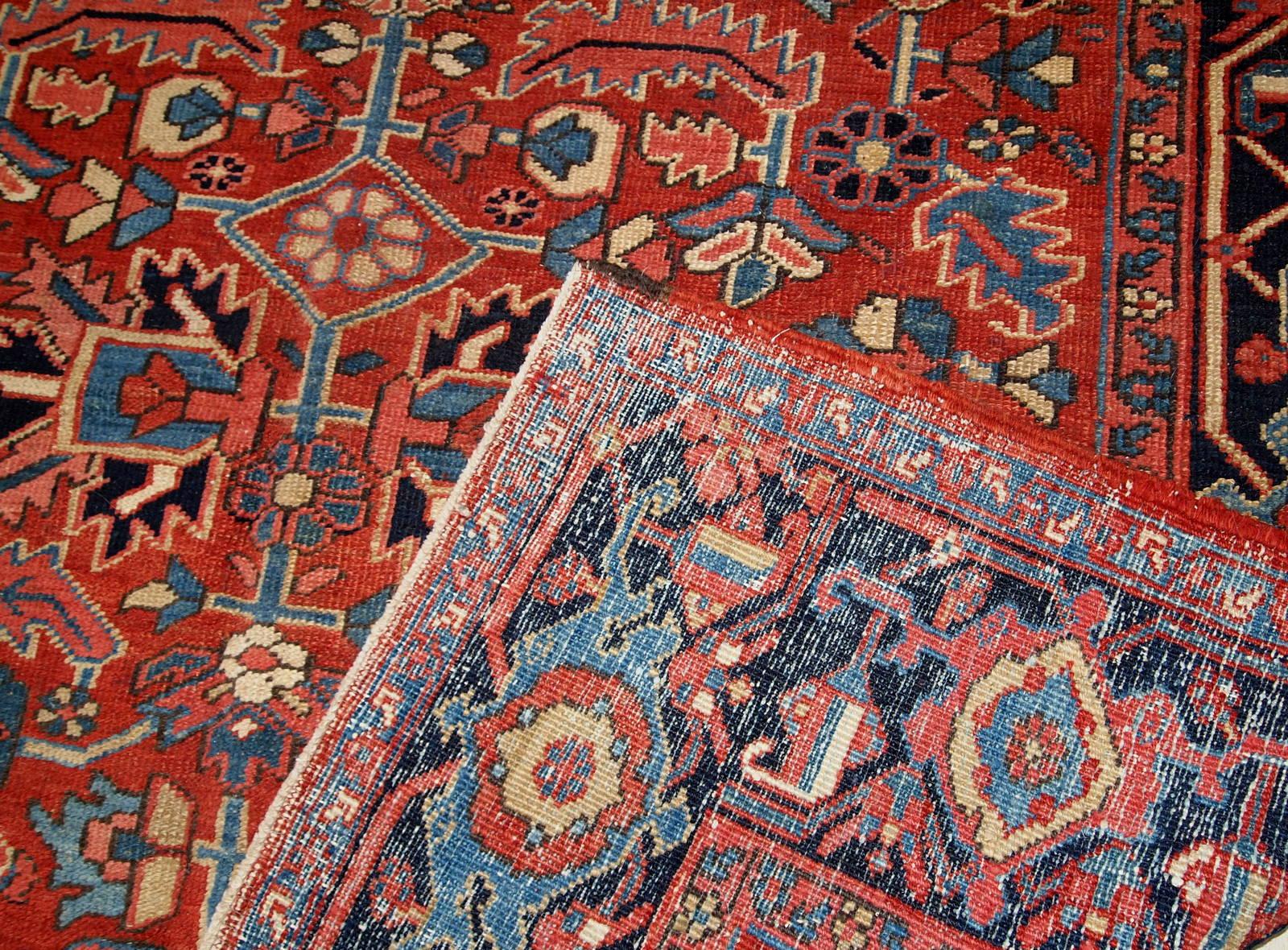 Handmade Middle-Eastern rug in red wool. It is in original good condition from the beginning of 20th century.

