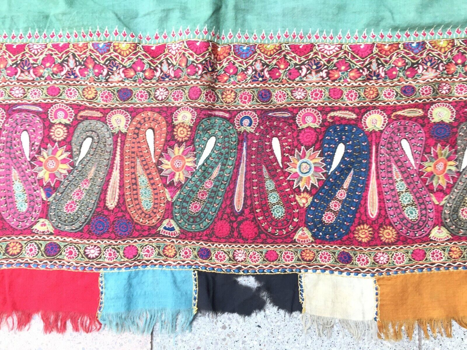 Handmade Antique Indian Kashmir Shawl 4.6' x 4.7', 1900s - 1W05 For Sale 3