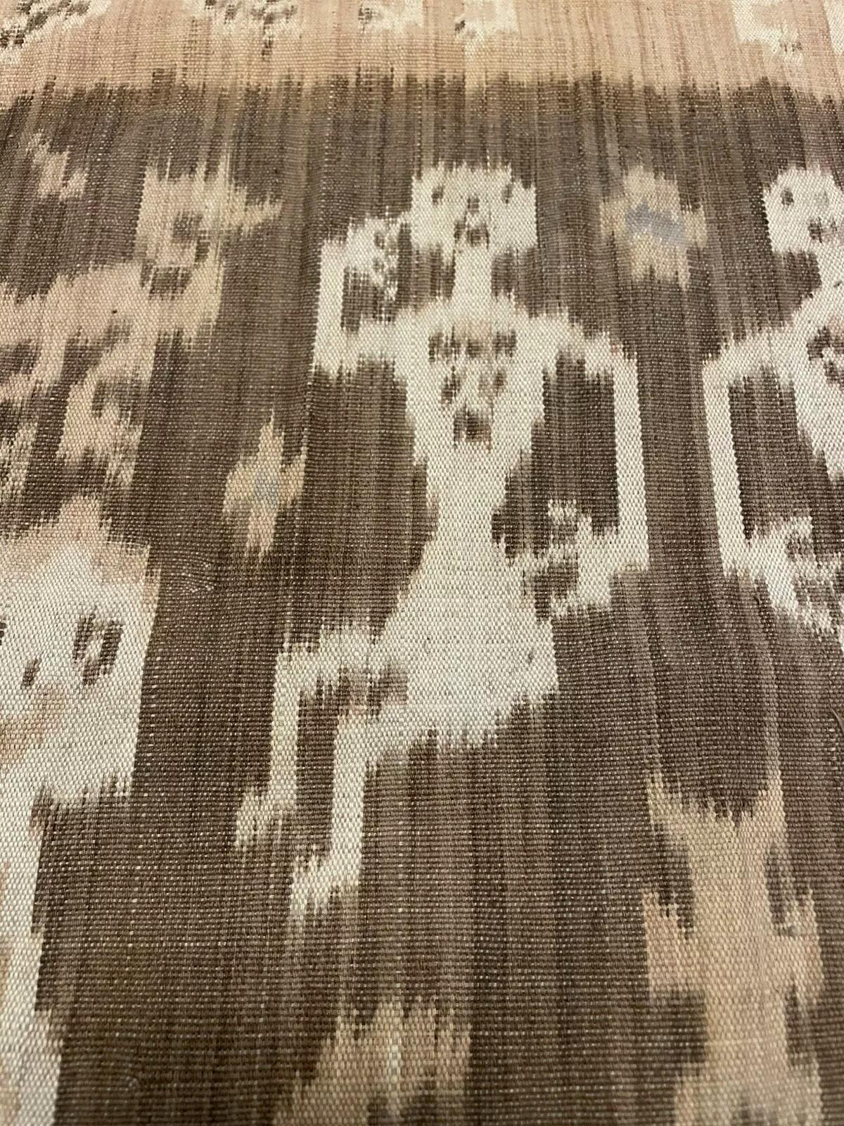 Authentique Kilim Ikat indonésien ancien avec motifs symboliques
Il s'agit d'un authentique Kilim Ikat indonésien ancien, fait à la main, un textile rare et magnifique fabriqué à partir de laine au début des années 1900. La technique de l'Ikat