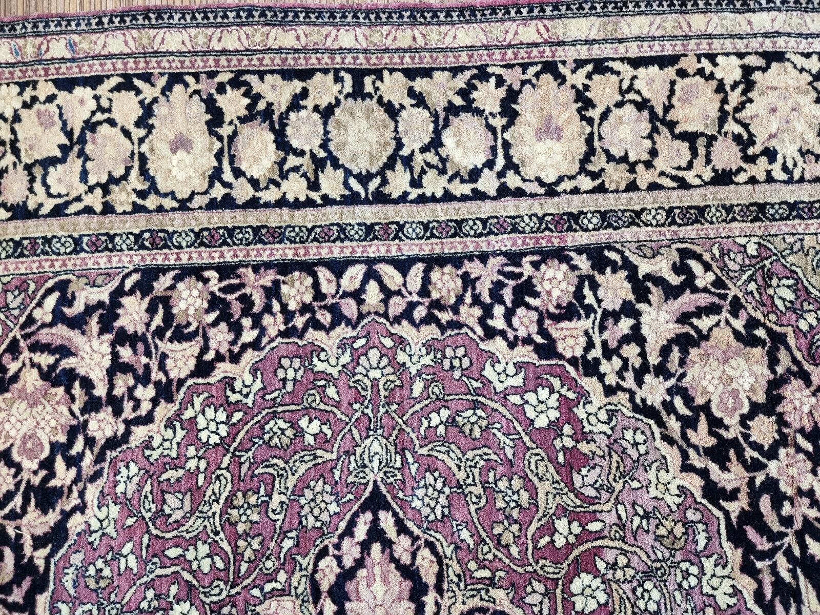 Tapis d'Ispahan antiaue fait à la main dans un design floral traditionnel avec une grande médaillon. Le tapis est du début du 20ème siècle en bon état d'origine. Il est fabriqué en laine.

-condition : original bon,

-circa : 1900s,

-Taille : 4,5'