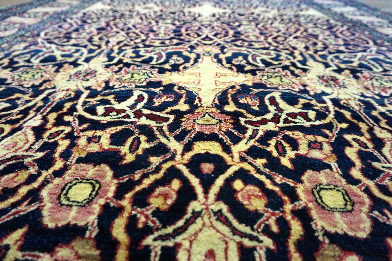 Tapis antique d'Ispahan fait à la main avec un motif répétitif inhabituel. Le tapis est du début du 20ème siècle en bon état d'origine. Il est fabriqué en laine.

-condition : original bon,

-circa : 1900s,

-Taille : 4,5' x 7,3' (140cm x